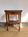 Table d’appoint en ronce de noyer et galerie de laiton