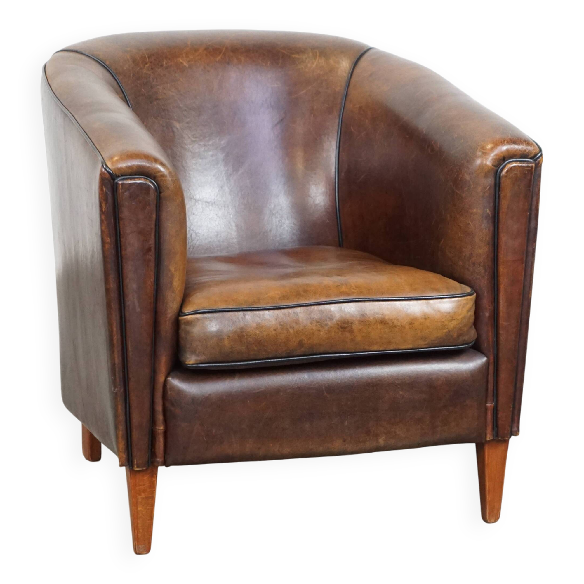 Sheep leather club chair finished with black piping