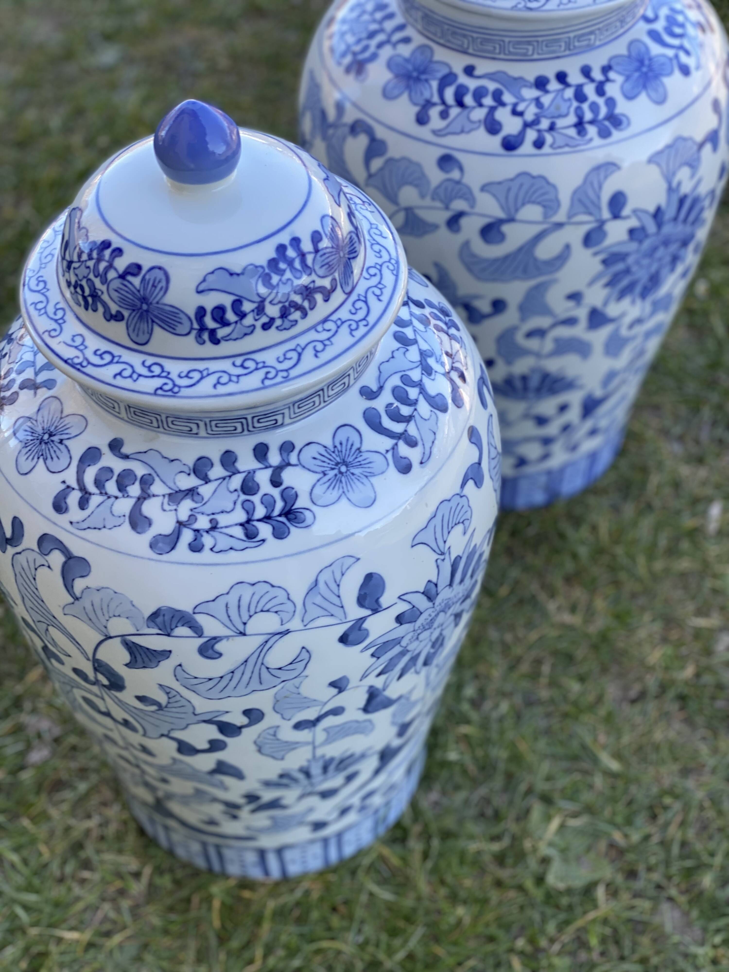 Pair of large vintage Chinese ceramic vases from the 1980s, oriental potiches.