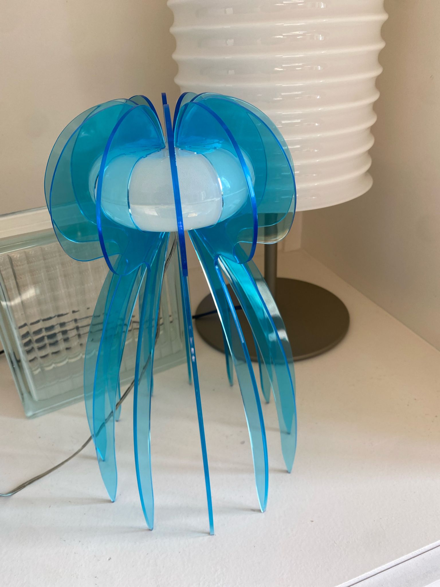 Lampe en plexiglas ou plexi vintage en forme de méduse