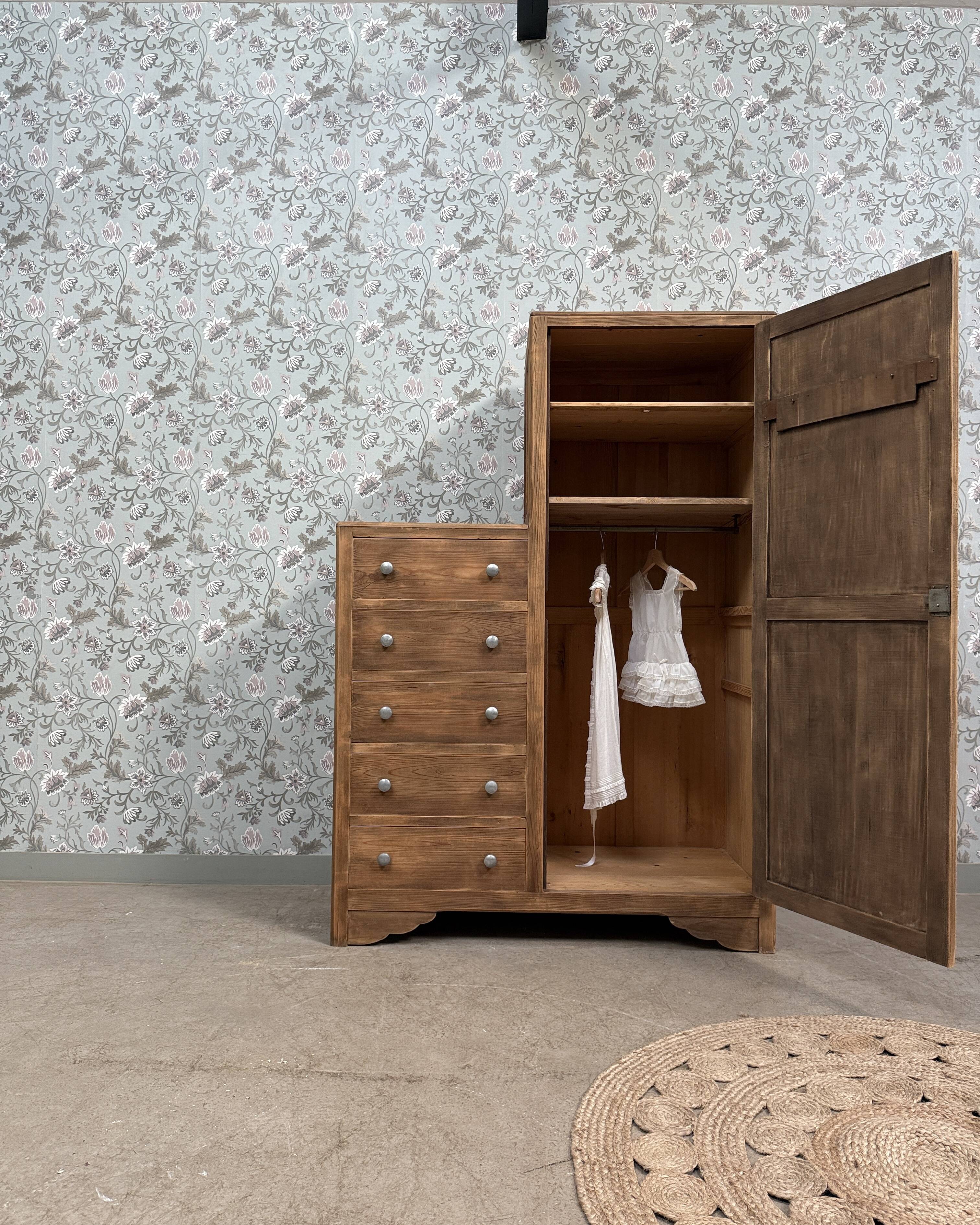 Armoire asymétrique art déco (rénovée)