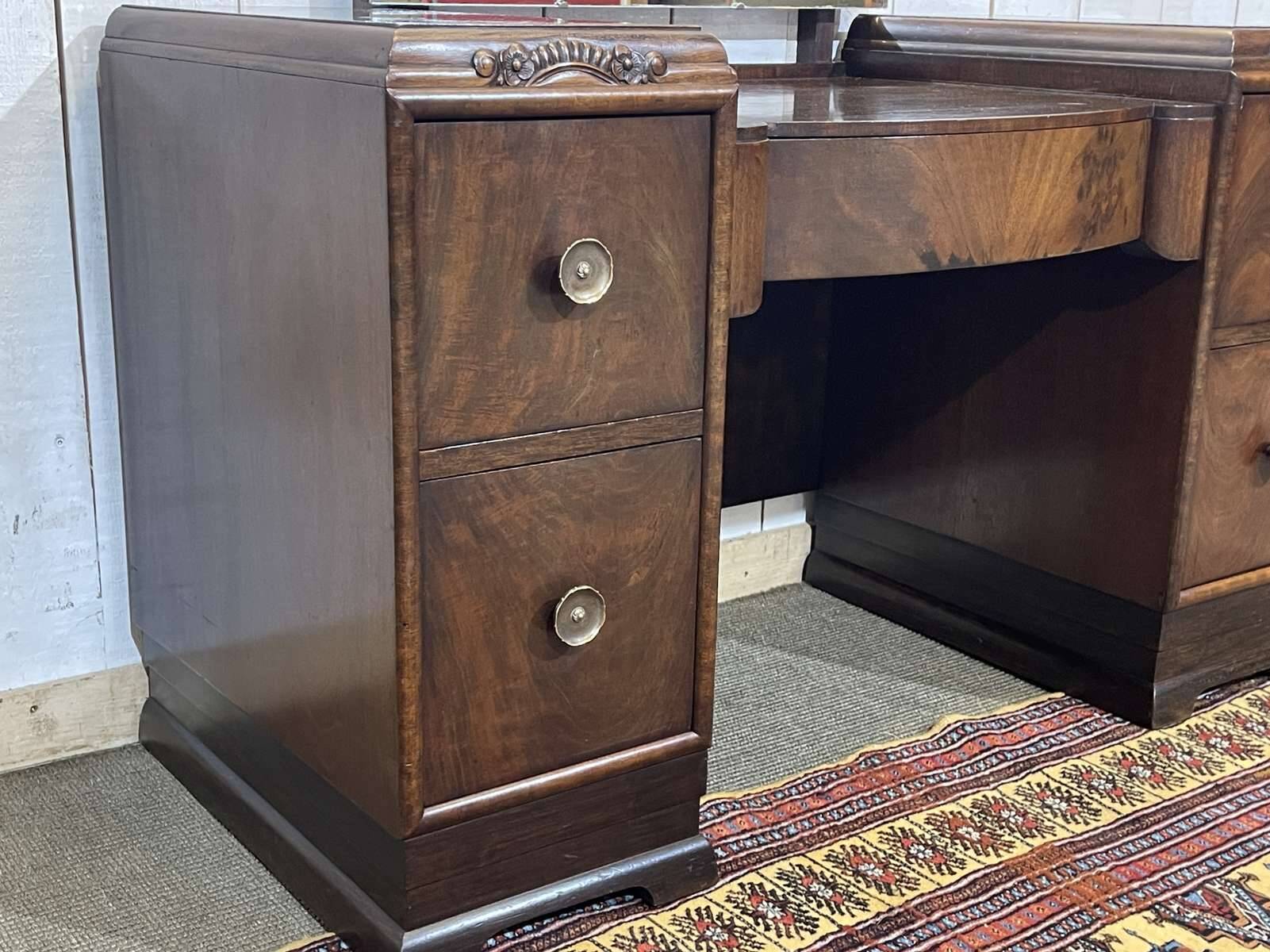 Art Deco English hairdresser in walnut from the 1930s.