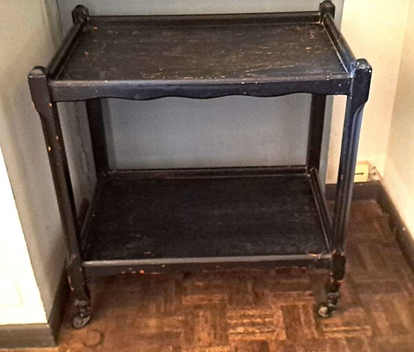 Desserte, table à roulettes, table d'appoint 1950  bois massif teinté noir