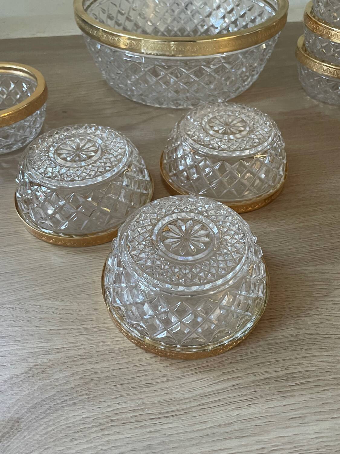 Salad bowl and cups in cut glass and brass