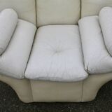 Paire de fauteuils "space age" en cuir. Couleur "crème". Circa 1970.