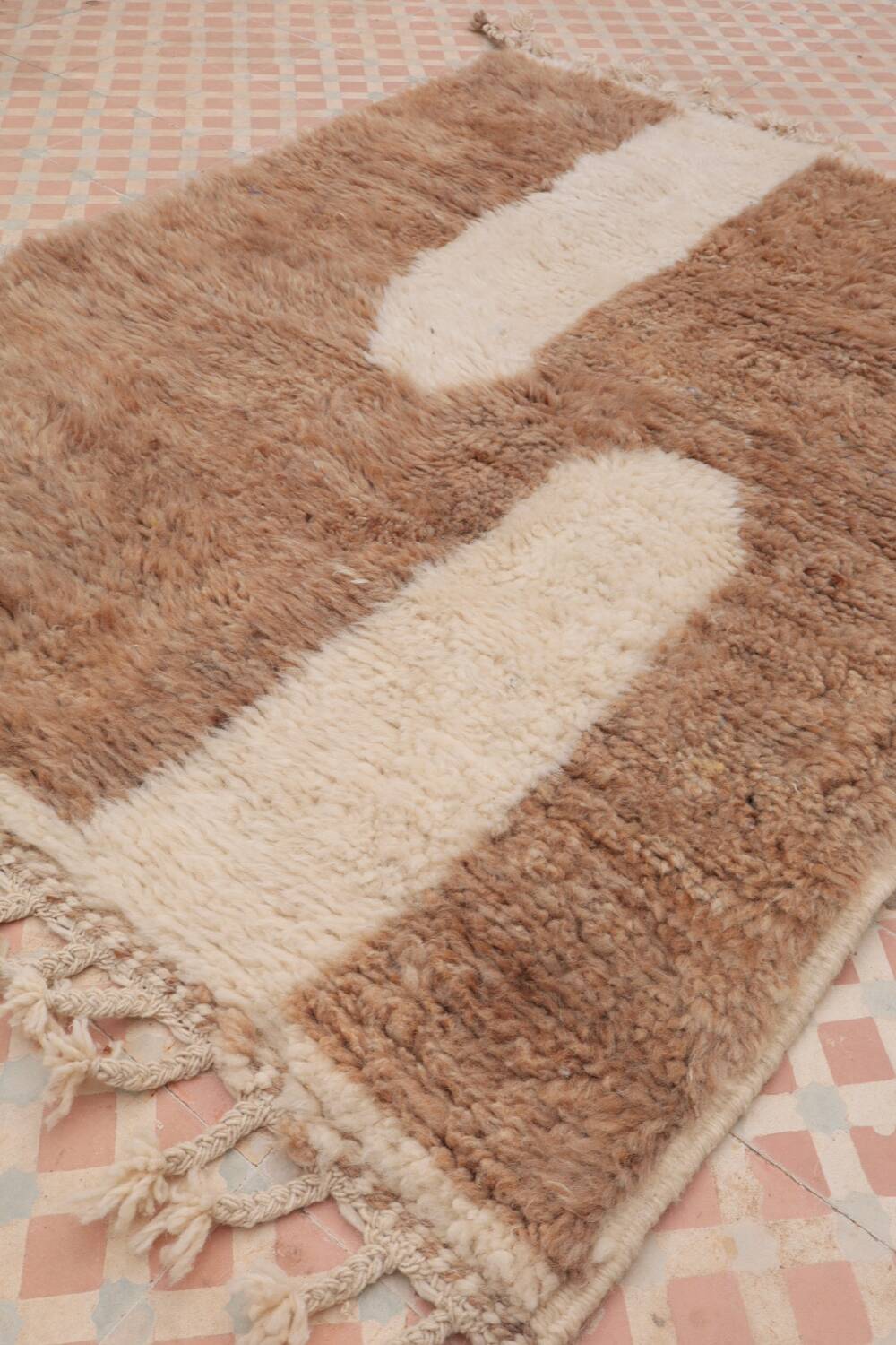Berber beni ouarain rug dark beige and modern white