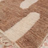 Tapis berbère beni ouarain beige foncé et blanc moderne