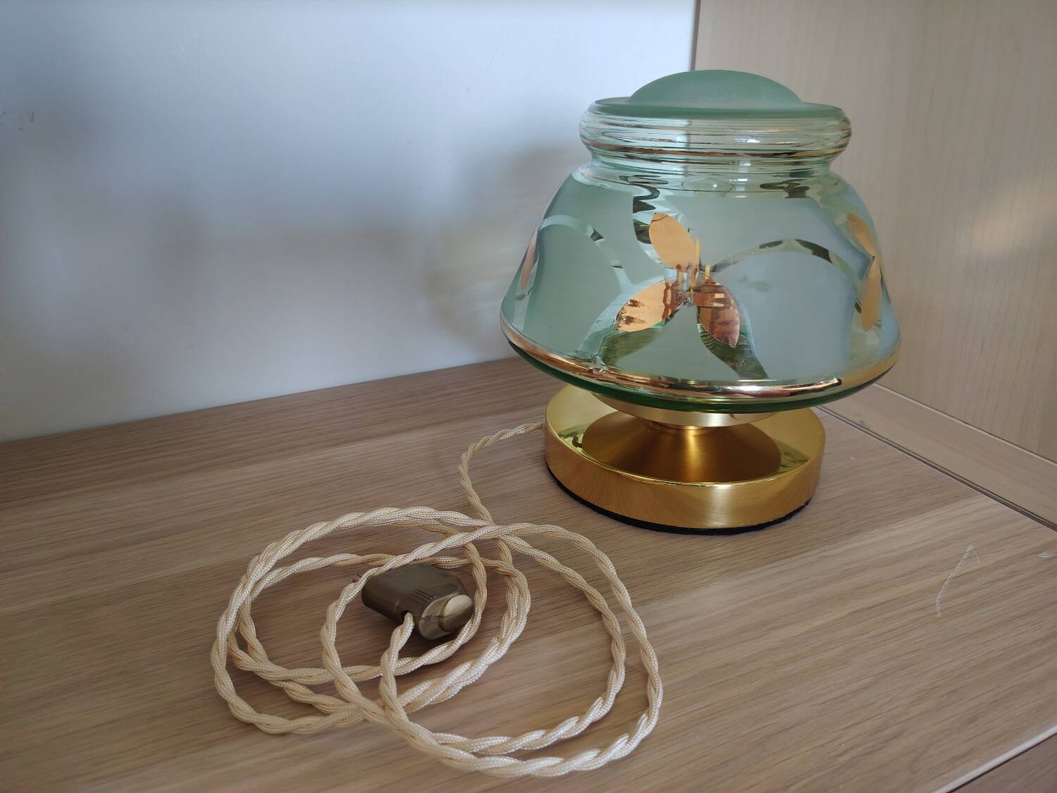 Globe lamp with light play