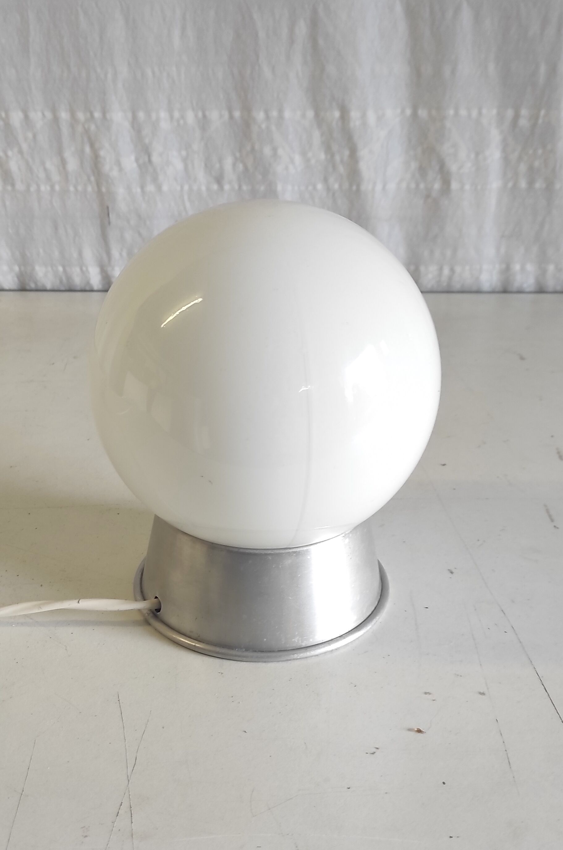 Lampe à poser en aluminium et globe opaline blanc – années 50/60