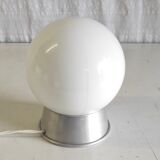 Lampe à poser en aluminium et globe opaline blanc – années 50/60