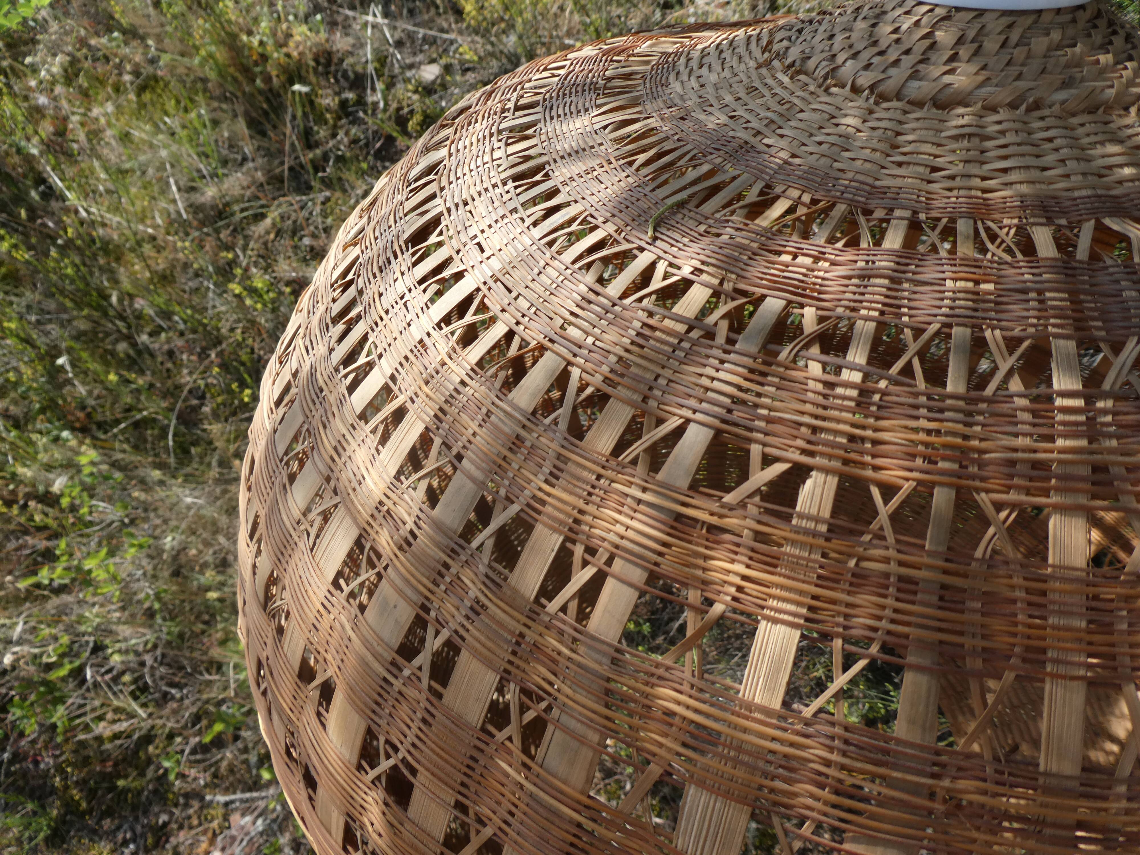 Suspension ball in rattan straw