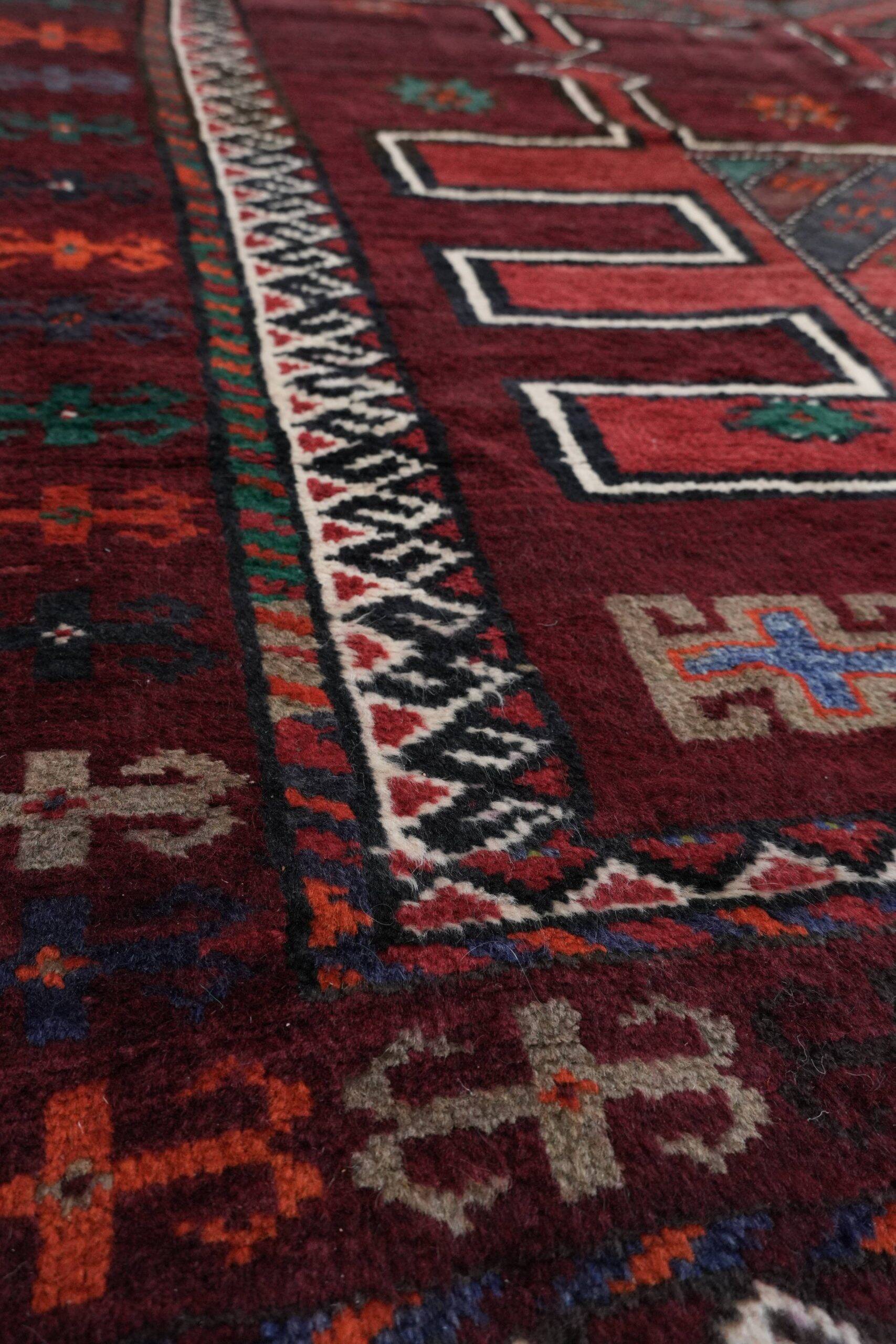 Hand-knotted rug of 308x210cm in oriental style with mainly red colours