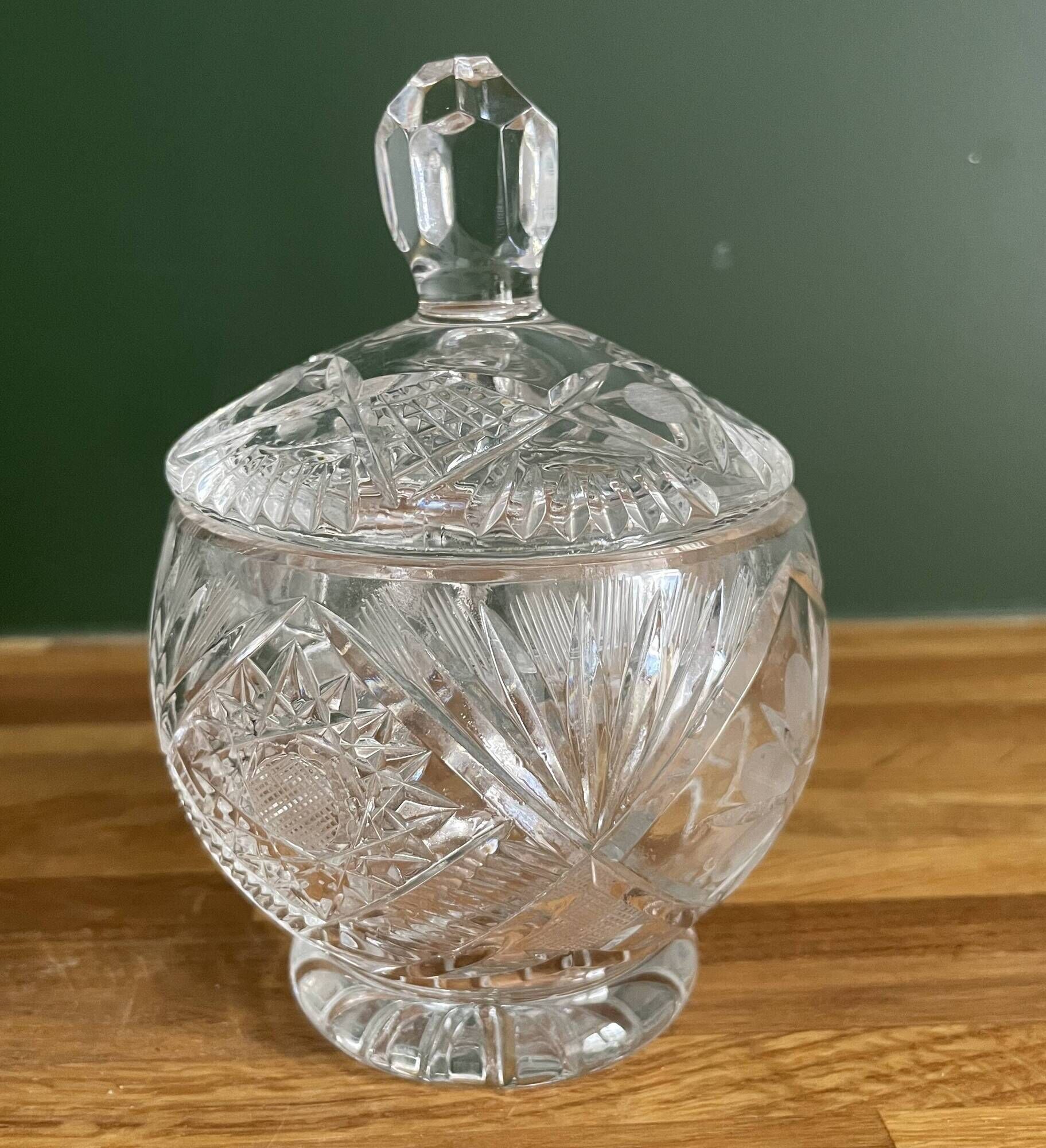 Very nice crystal sugar bowl in very good condition.