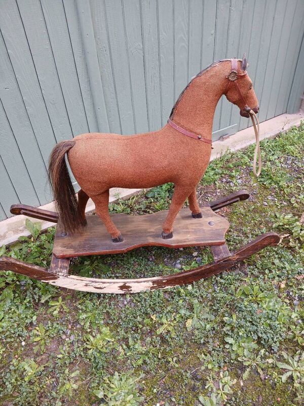 Cheval à bascule ancien