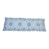 Long centerpiece in luxury lace