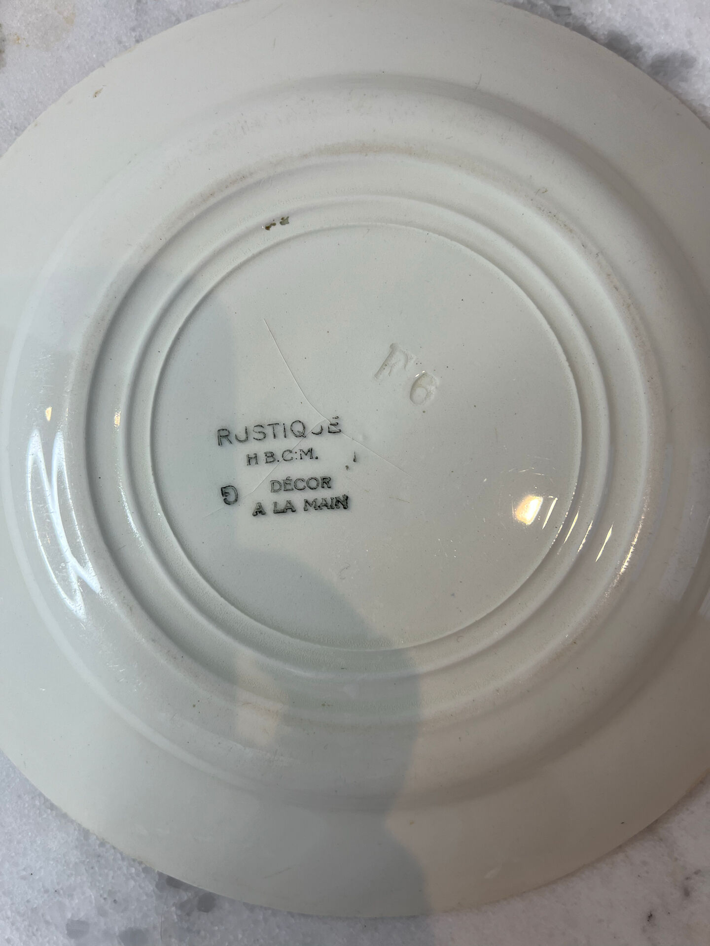Flat plate with hand-painted floral decoration