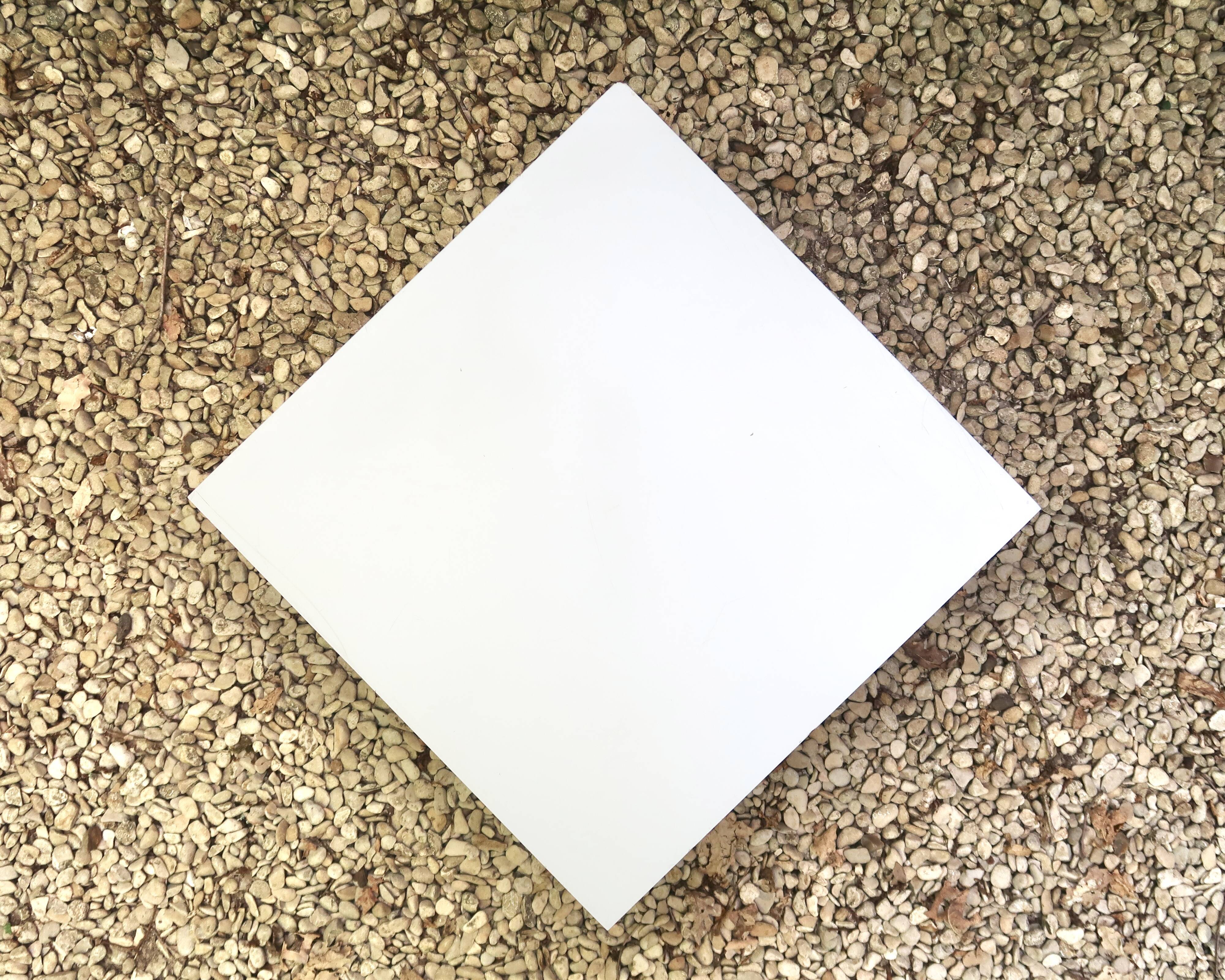 Table basse volante blanche de Pierre Guariche pour Steiner, années 50