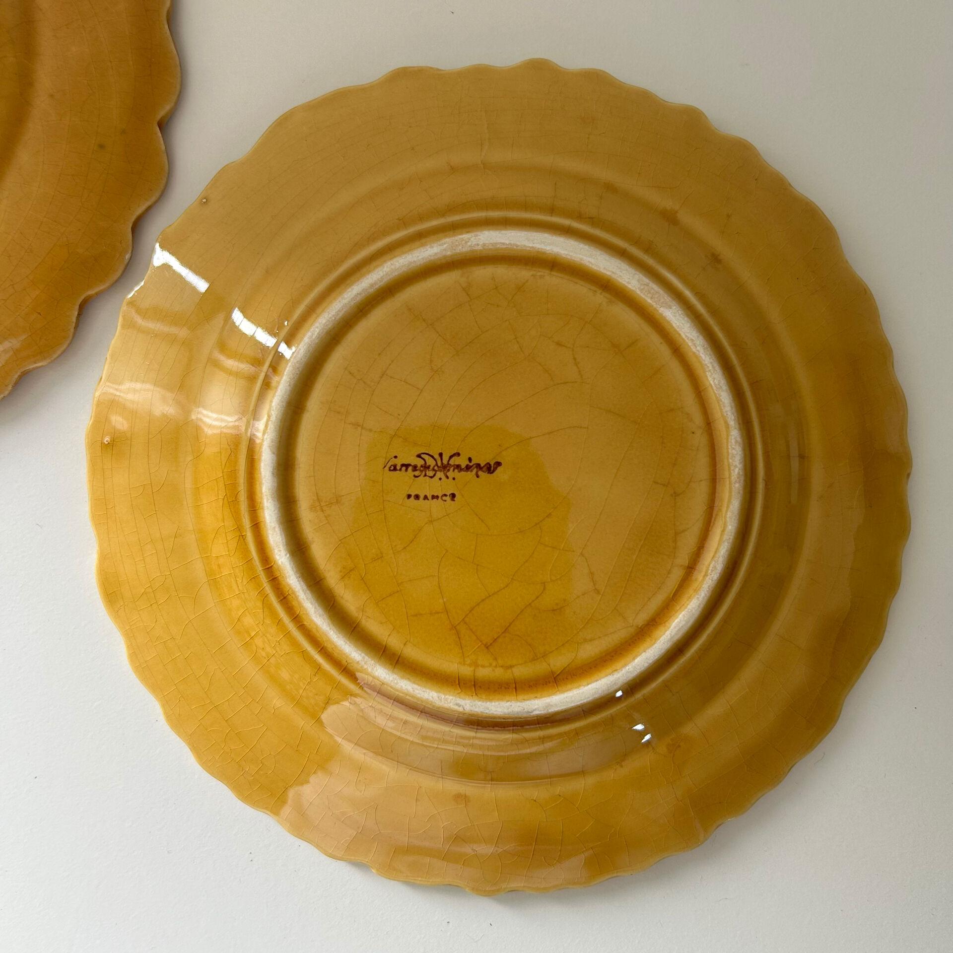 2 assiettes Sarreguemines en barbotine