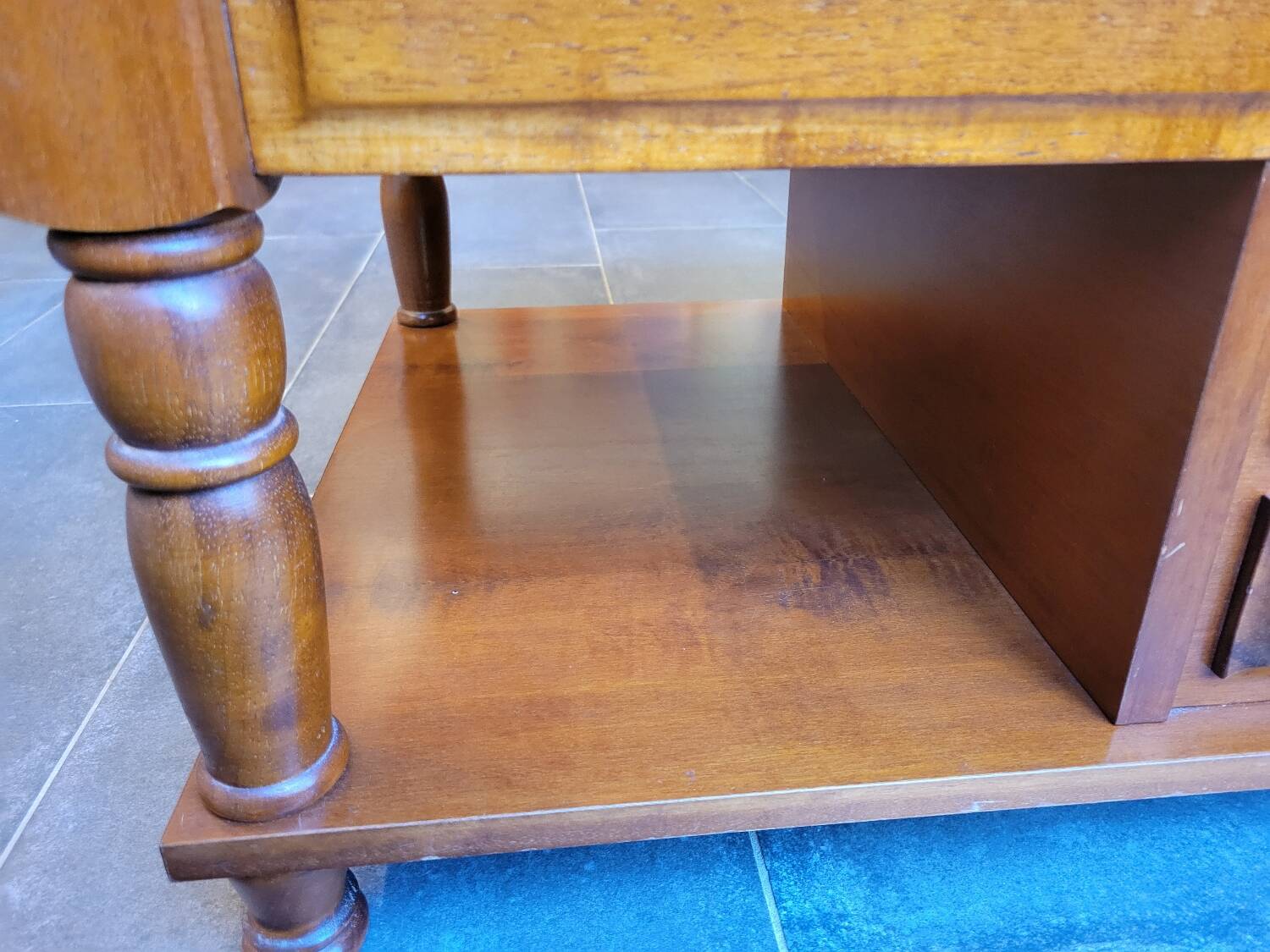 Cocktail coffee table in cherry wood
