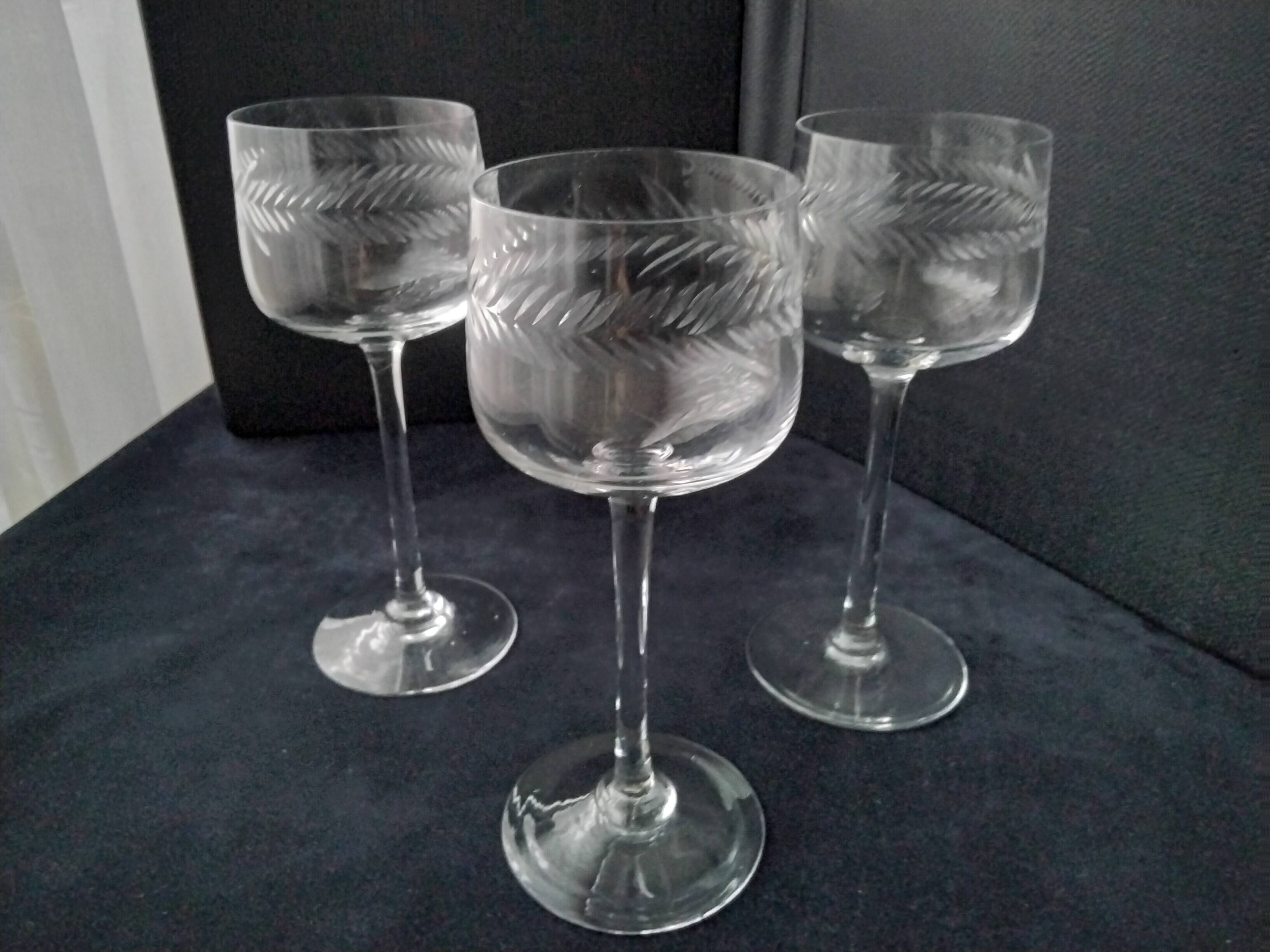3 verres à vin blanc ou rosé en cristal taillé