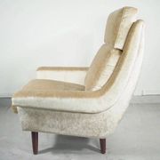 Fauteuil en velours beige danois The Moderns
