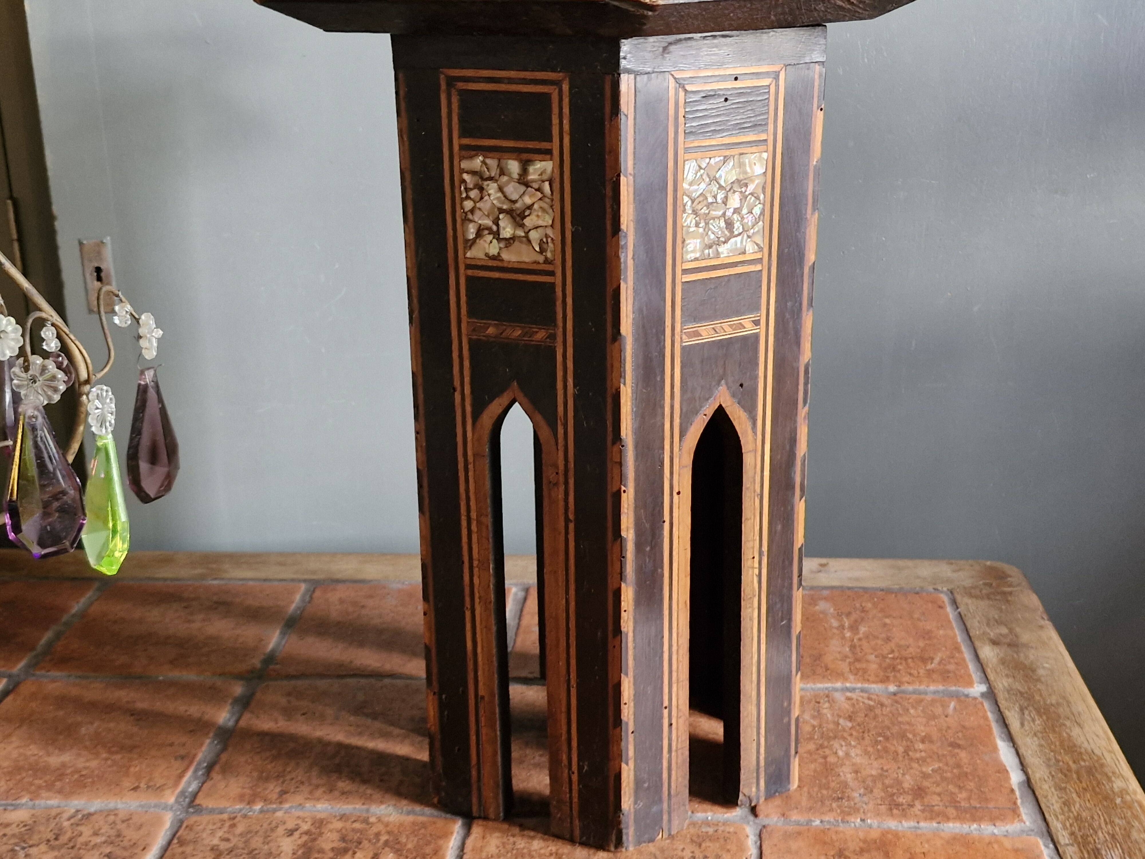 Antique octagonal table with mother-of-pearl inlays - Syria or Egypt