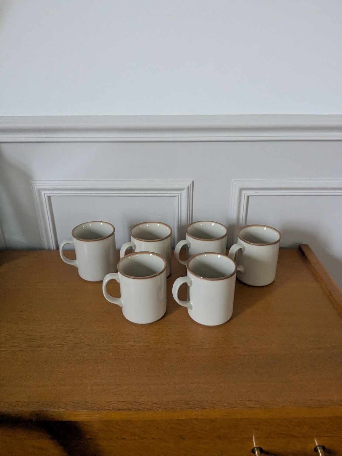 Six mugs en céramique