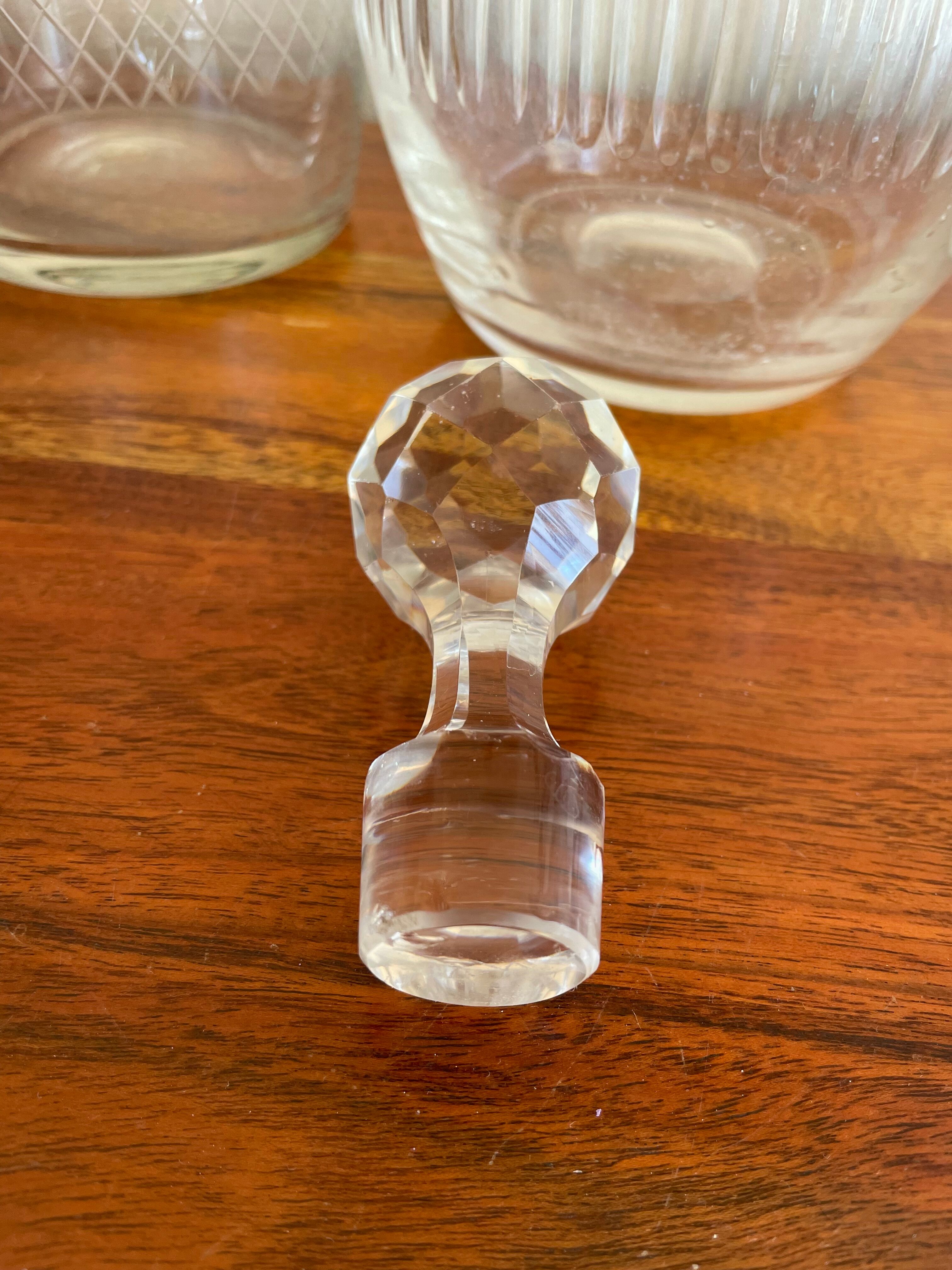 Lot 5 carafes en verre gravé