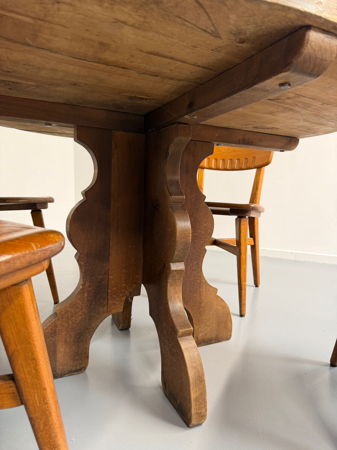 Round table in solid wood, thick top, vintage brutalist style from the 1960s.