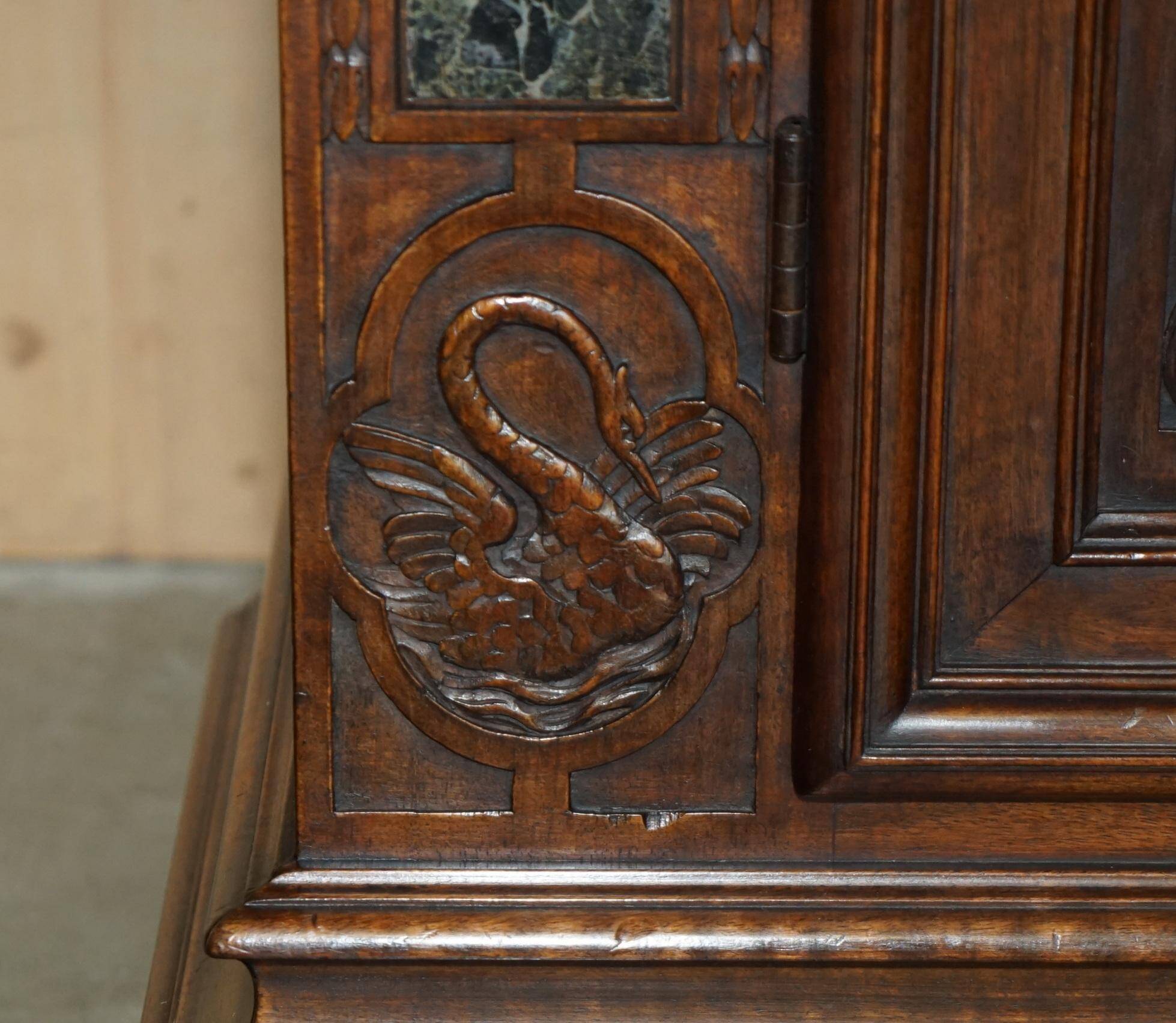 Cabinet Louis XIII revival en noyer et marbre sculpté