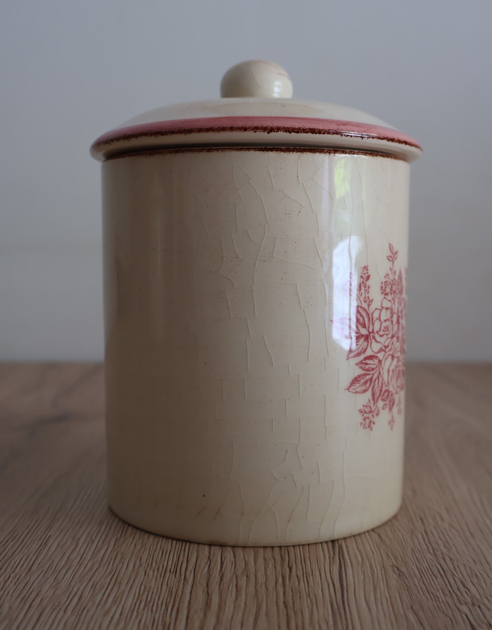 Spice jar with floral lid