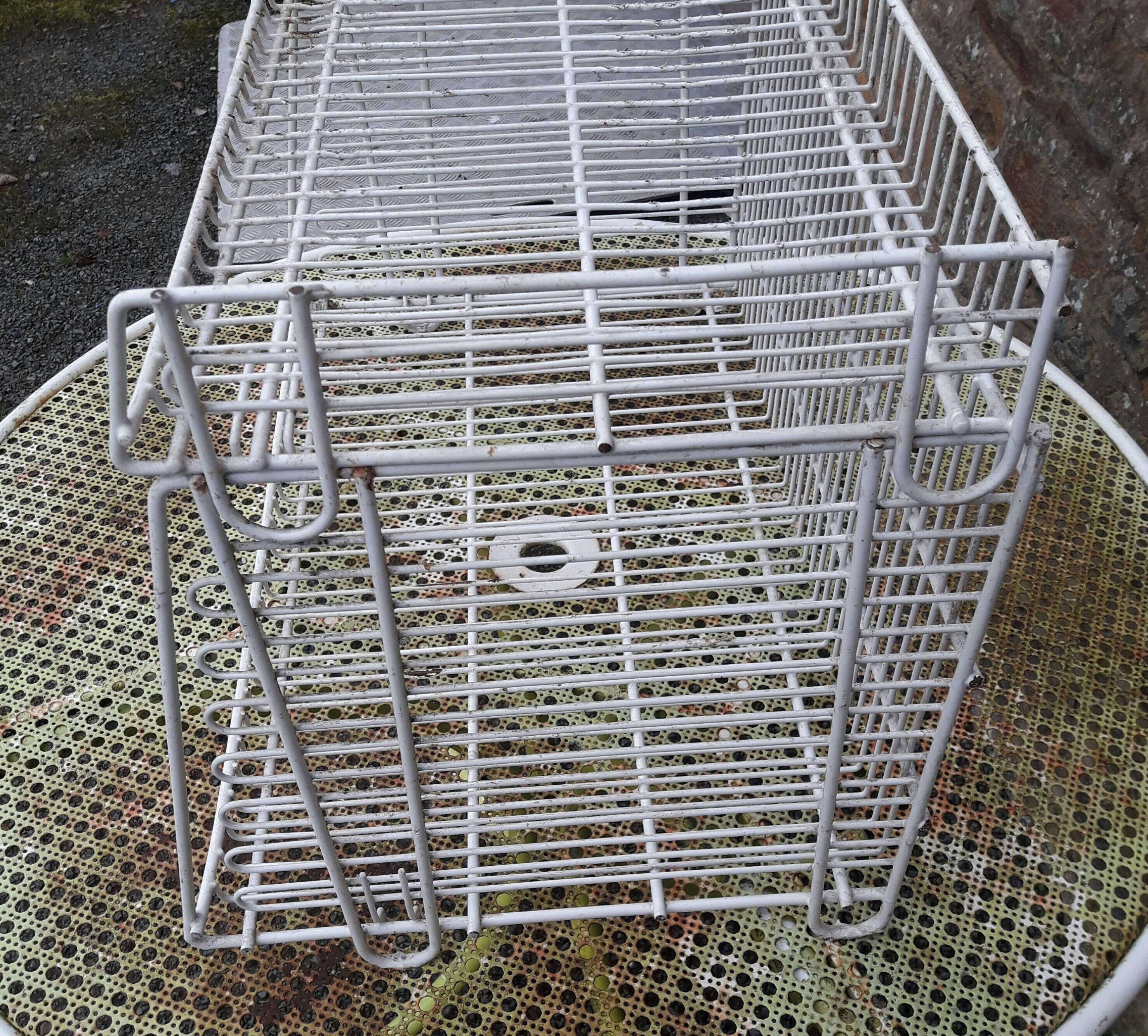 Interlocking rack made of sheathed metal wire