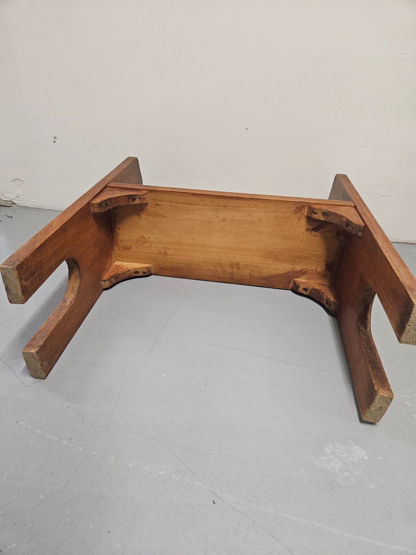 Petit banc en bois de campagne avec sculpture