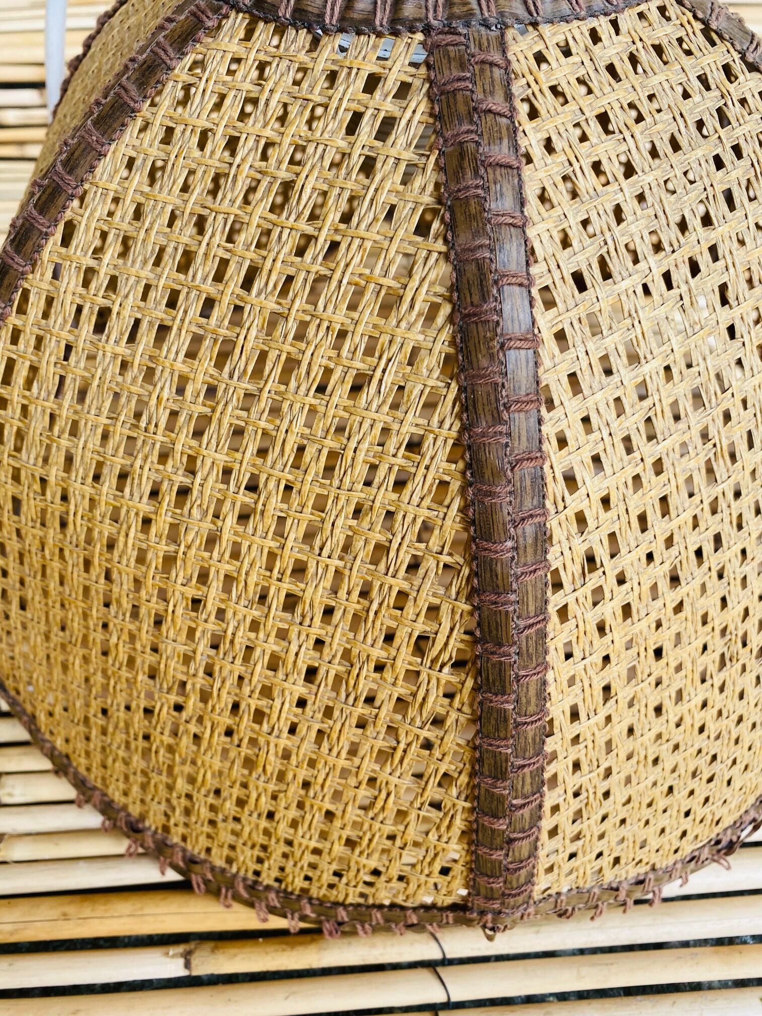 Bohemian suspension in braided raffia and brown fabric