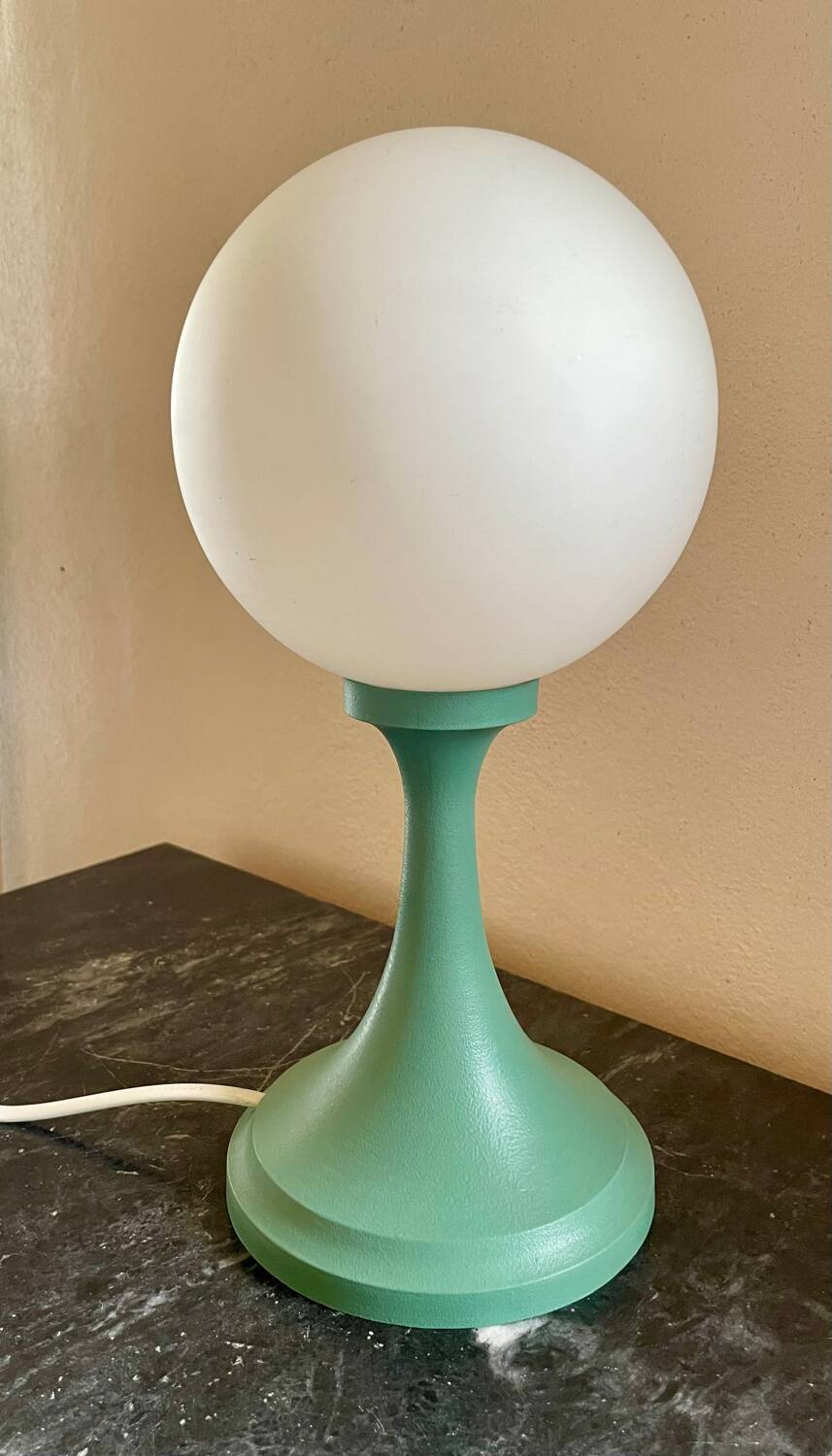 Lampe vintage verte globe opaline