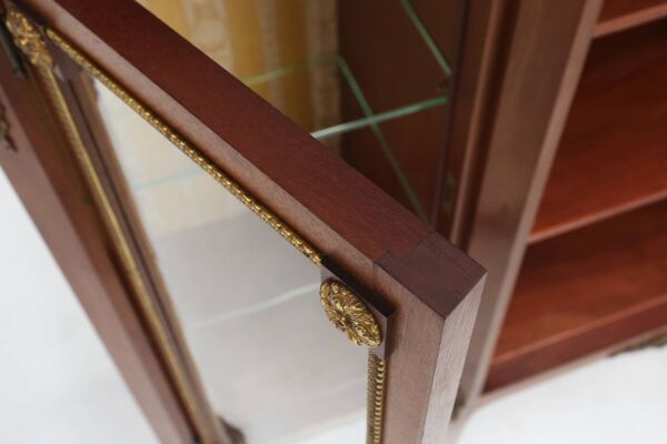 Rare vitrine Louis XVI en marqueterie avec lumière, France ca. 1850