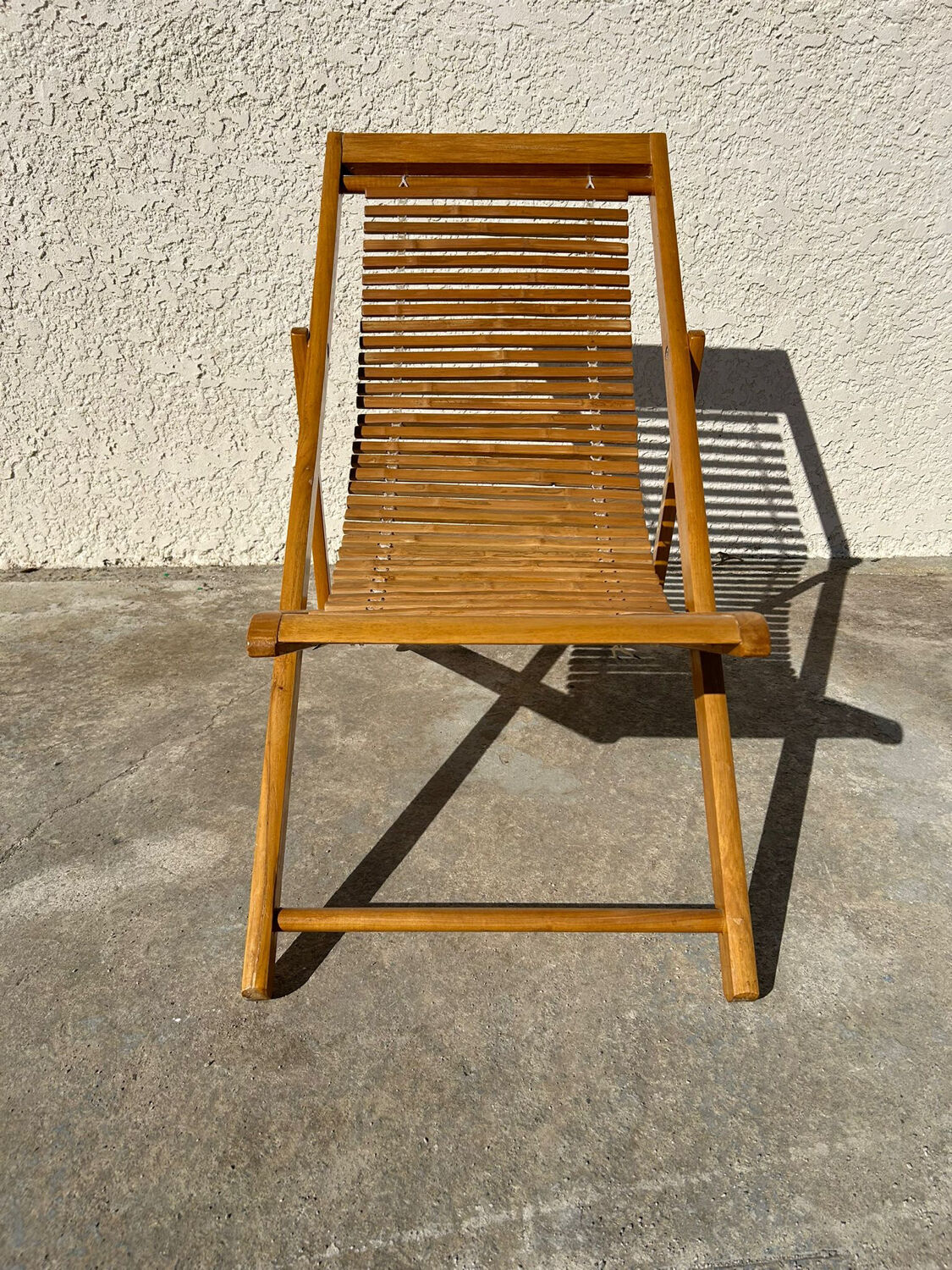 Solid wood folding deck chair