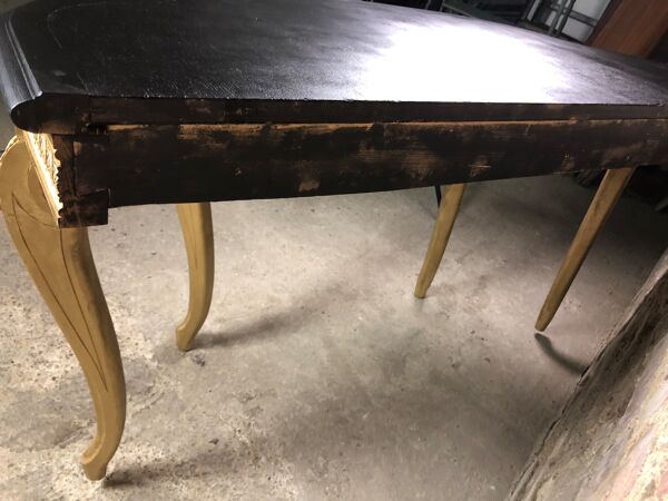 Console de style Louis XV en bois sculpté à dessus bois noir ciré