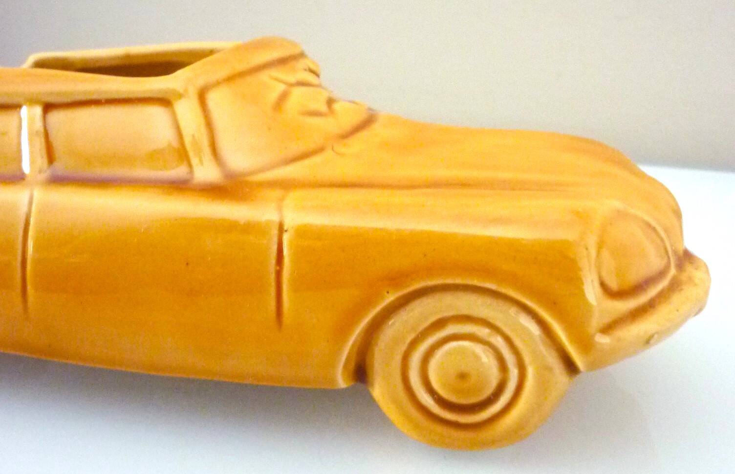 Advertising ashtray, Citroën DS in ochre earthenware, bodywork, garage