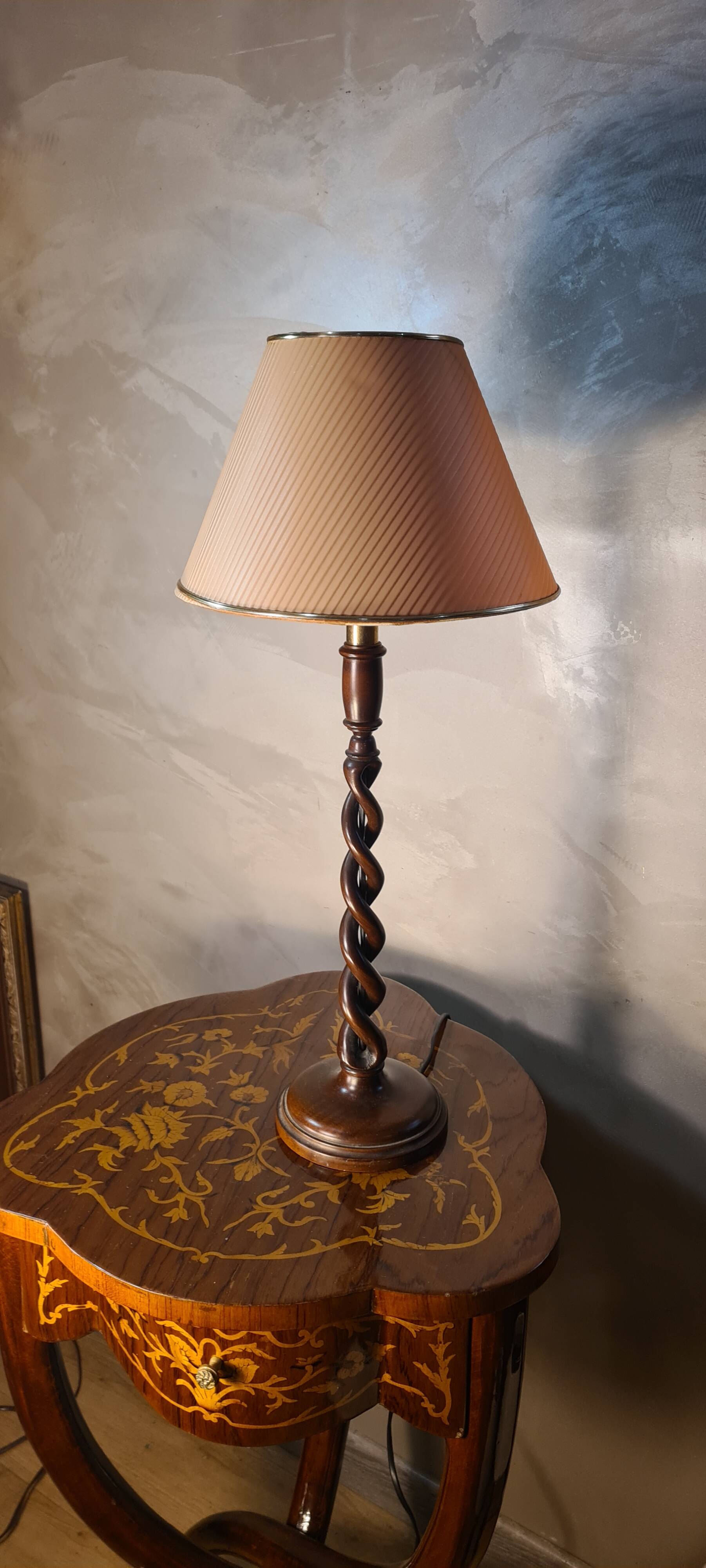 Twisted wood lamp