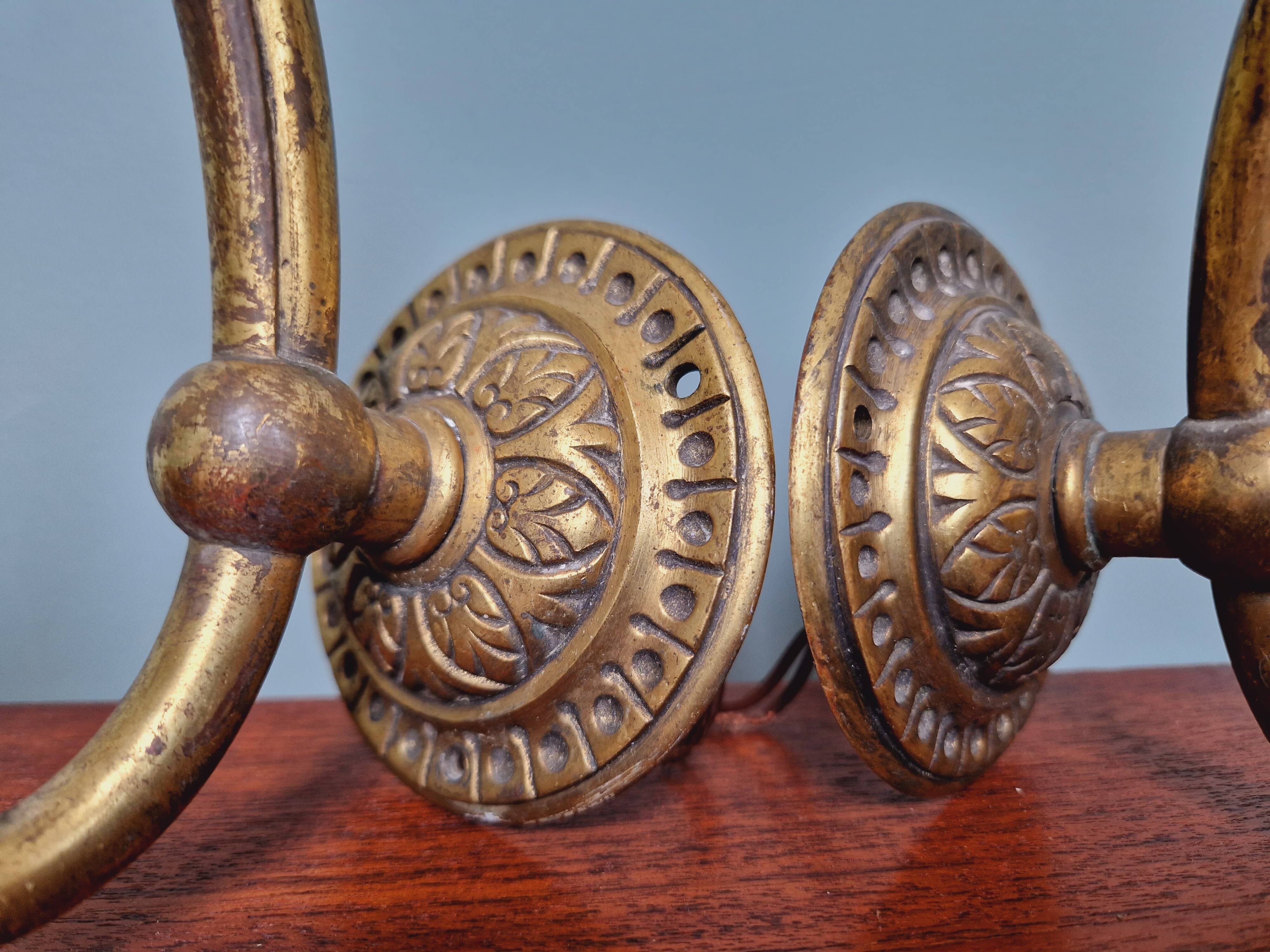 Paire d'appliques murales en bronze et verre rainuré Holophane