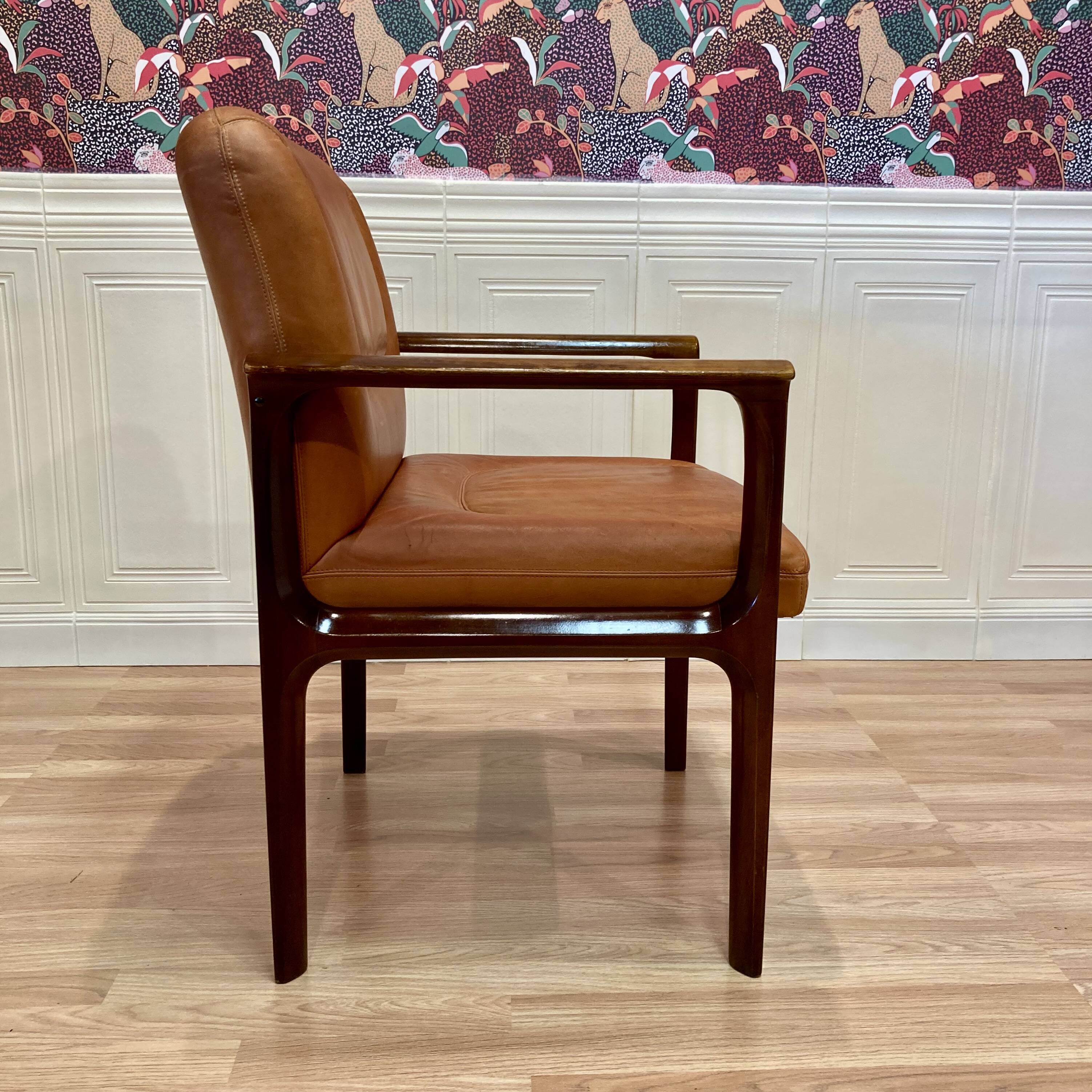 FAUTEUIL CUIR "DESIGN 1960".