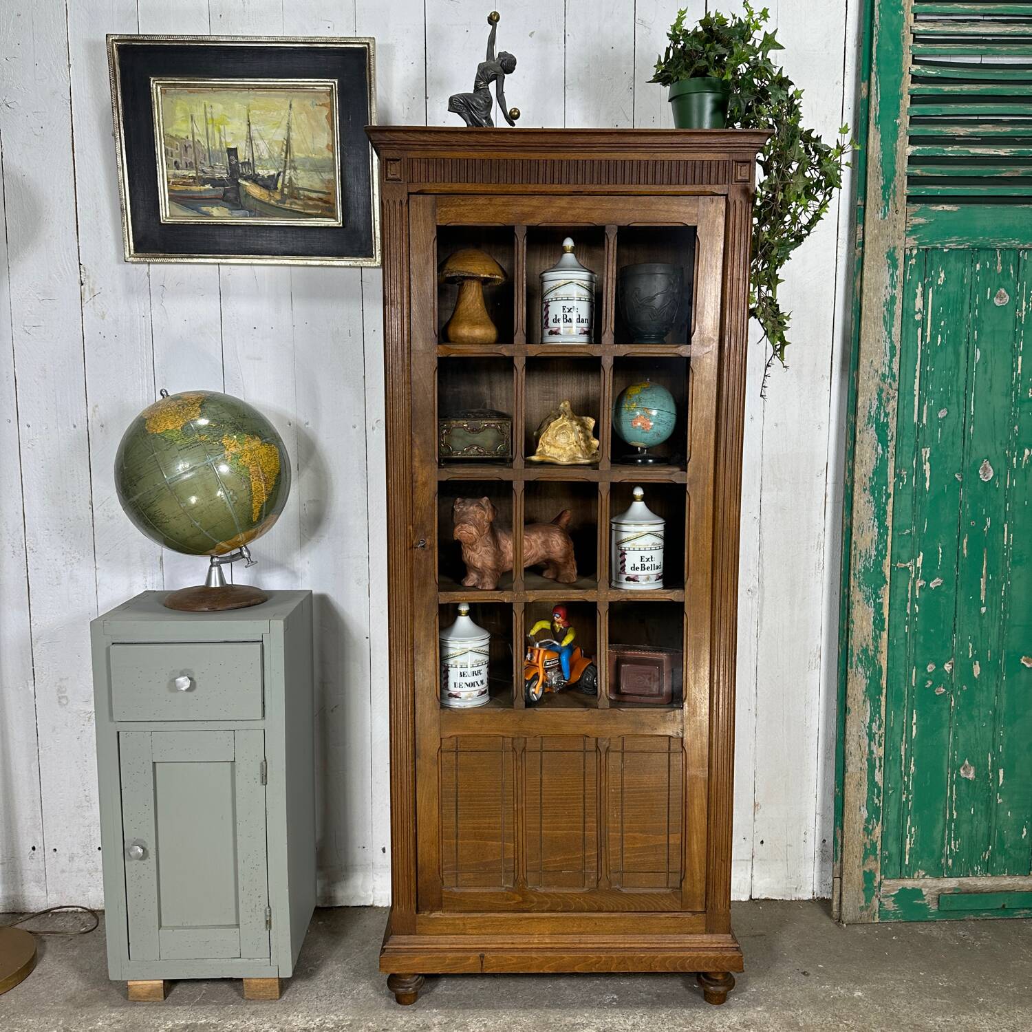 Vitrine parisienne en bois