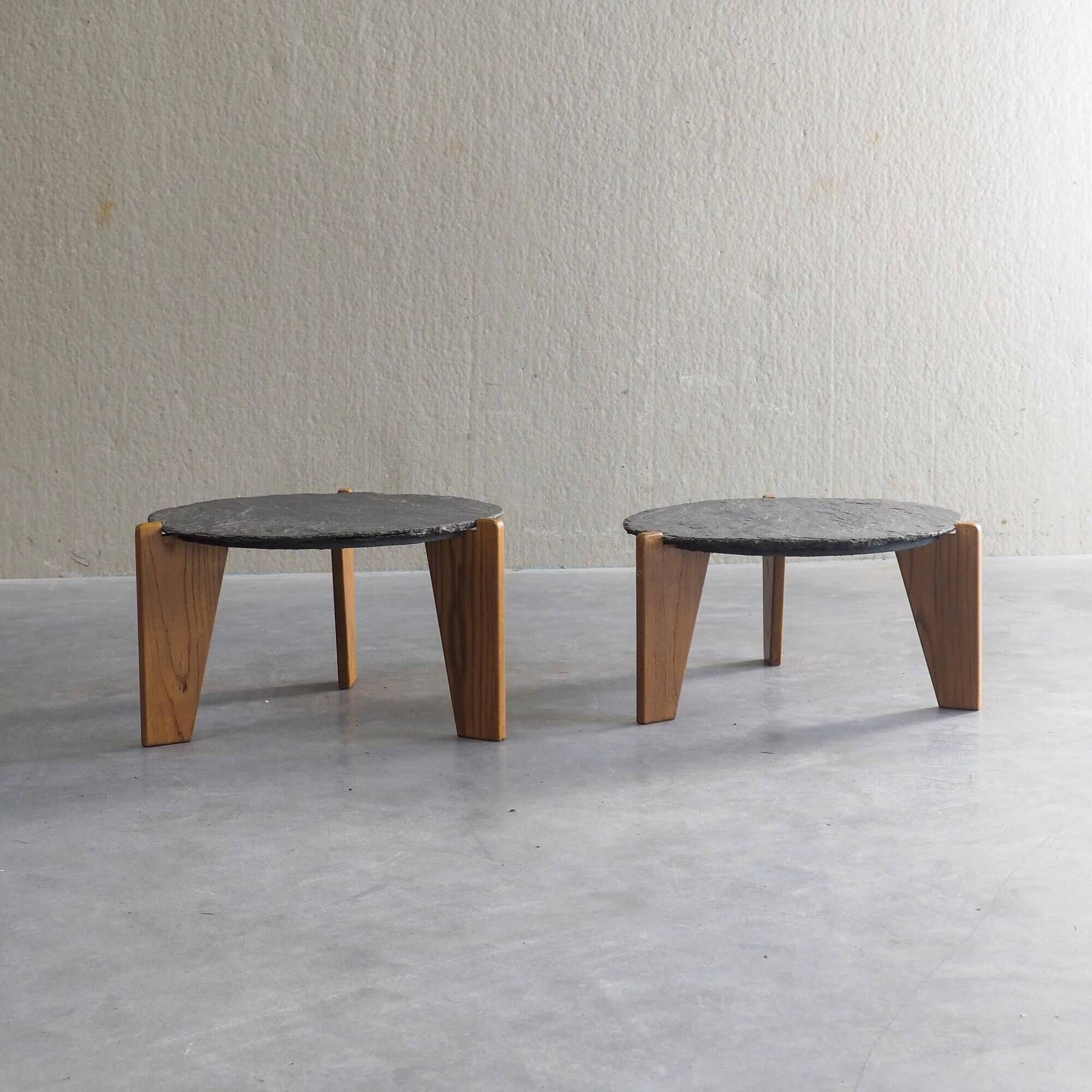 2 tables d'appoint en ardoise et bois de pin de style brutaliste