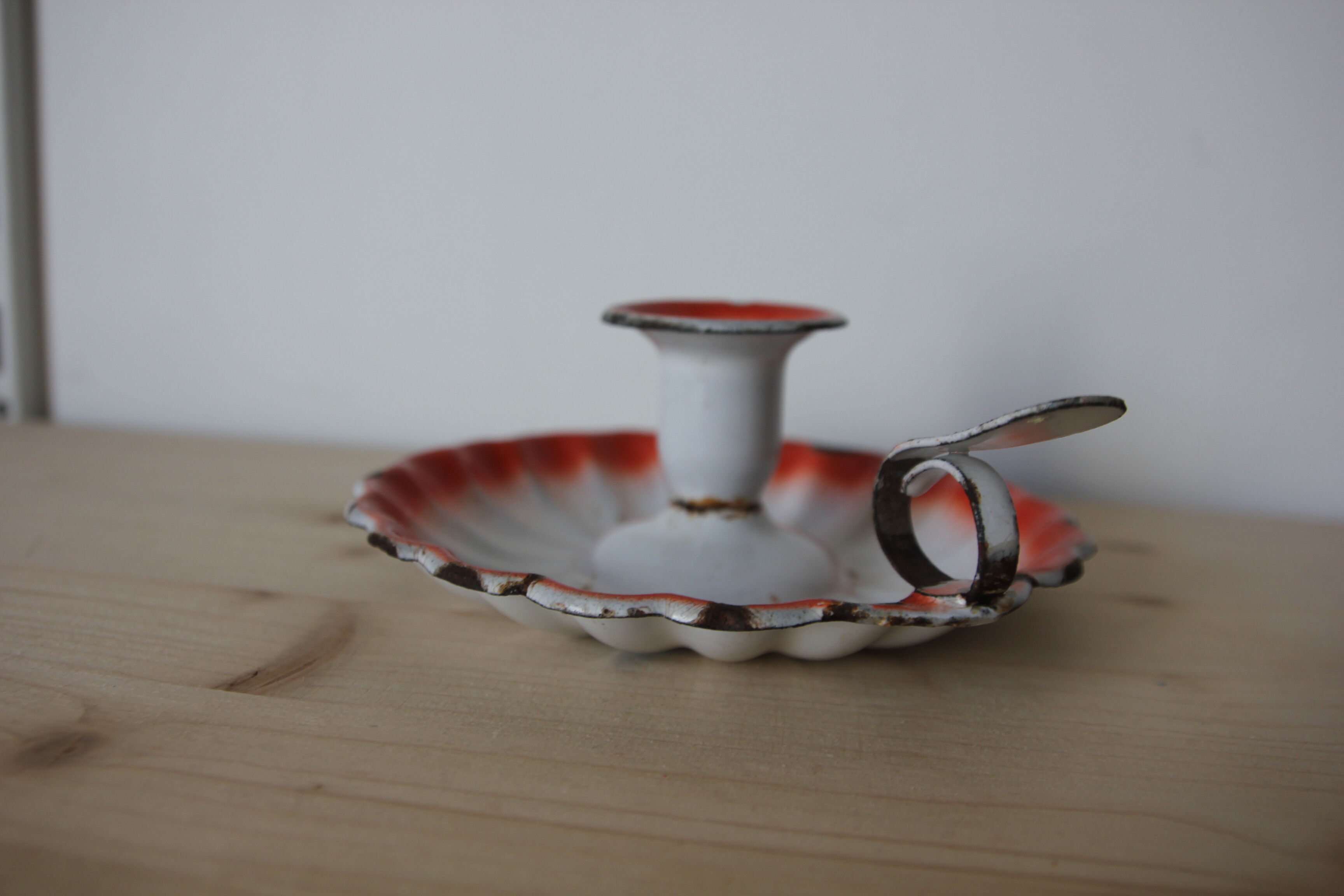 Cellar rat candle holder in enamelled sheet metal