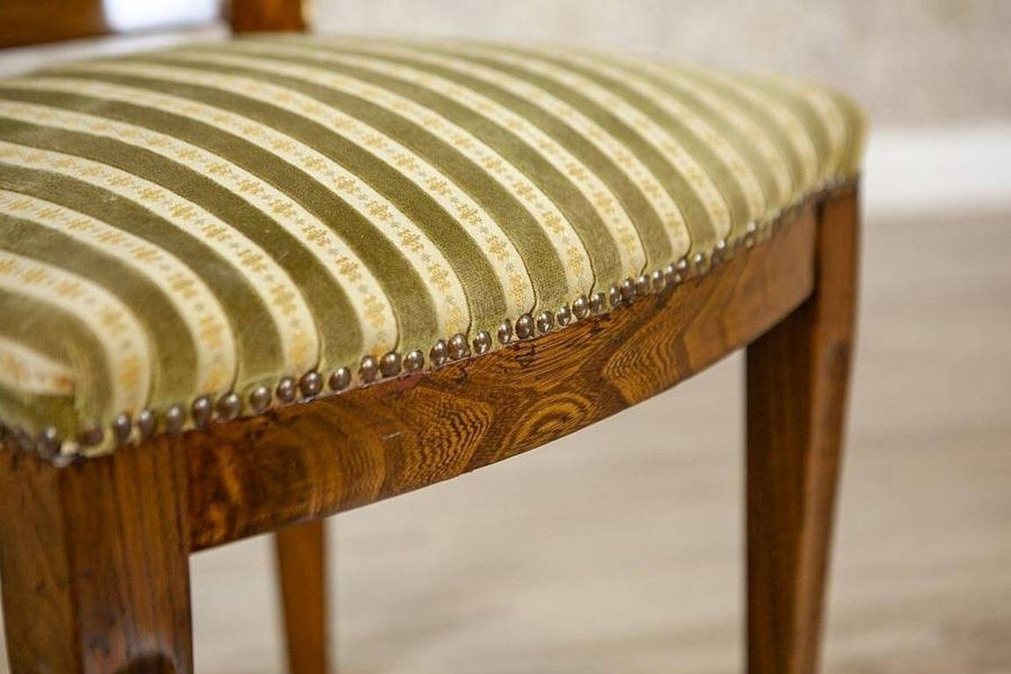 Chaise en orme des années 1940 avec tapisserie rayée.
