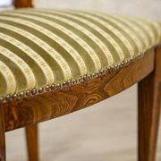 Chaise en orme des années 1940 avec tapisserie rayée.