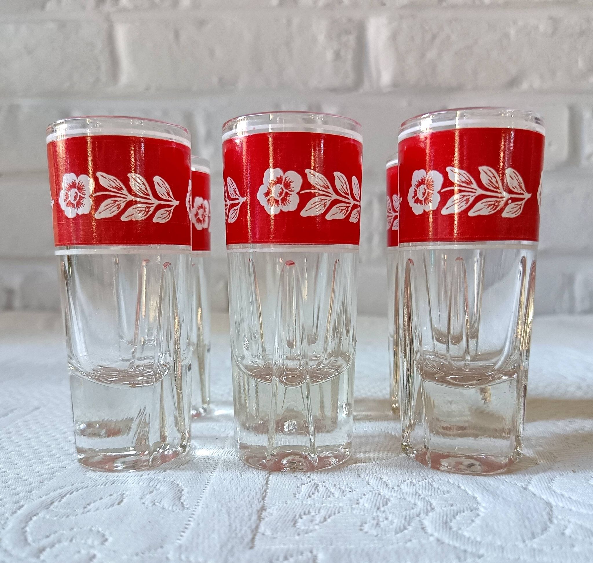 6 verres à liqueur décor fleurs rouge blanc vintage