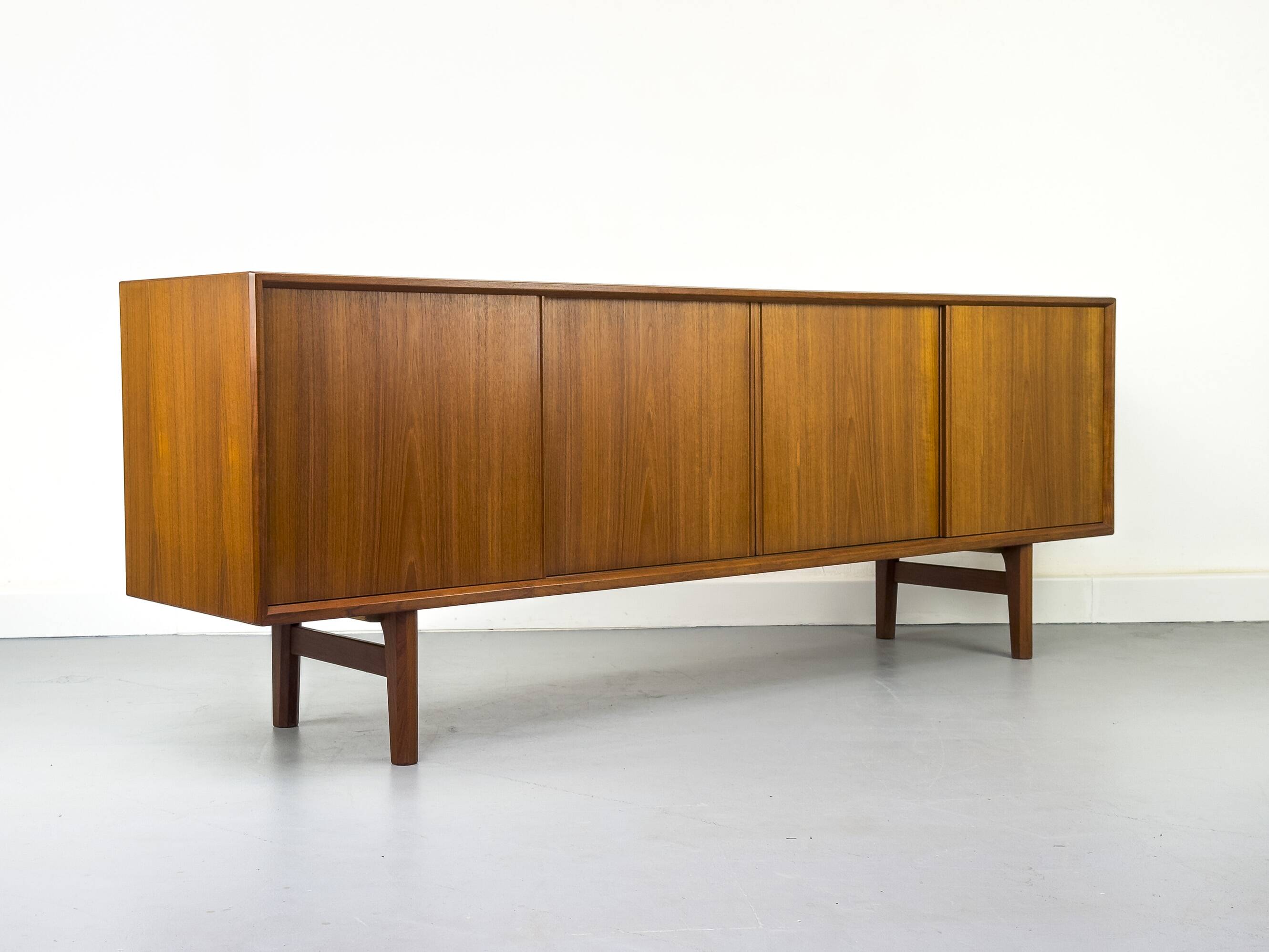 Buffet danois en teck par Henning Kjaernulf pour Bruno Hansen, années 1960