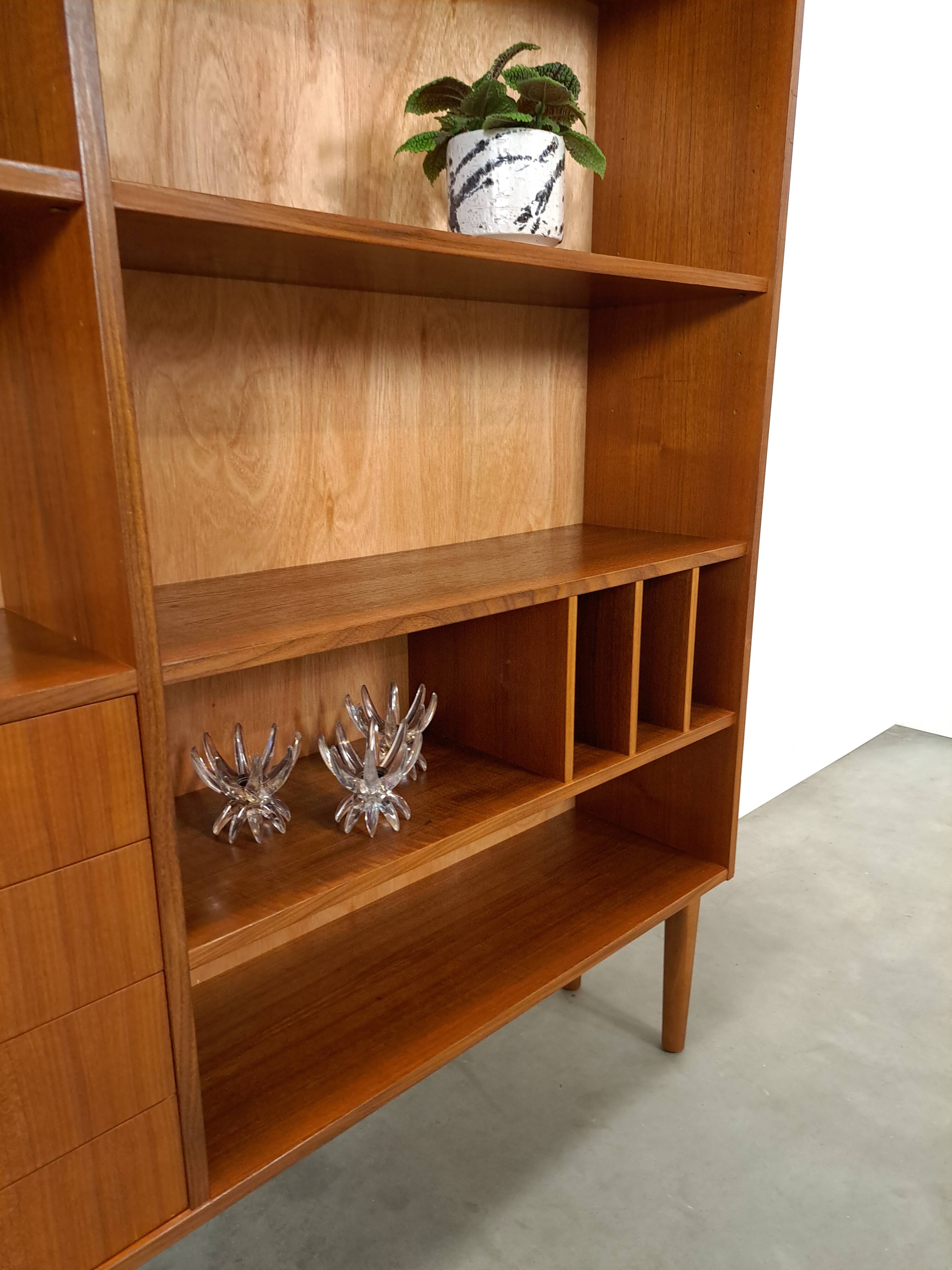 Deens teak vakkenkast met lades en hoge poten, vintage wandkast